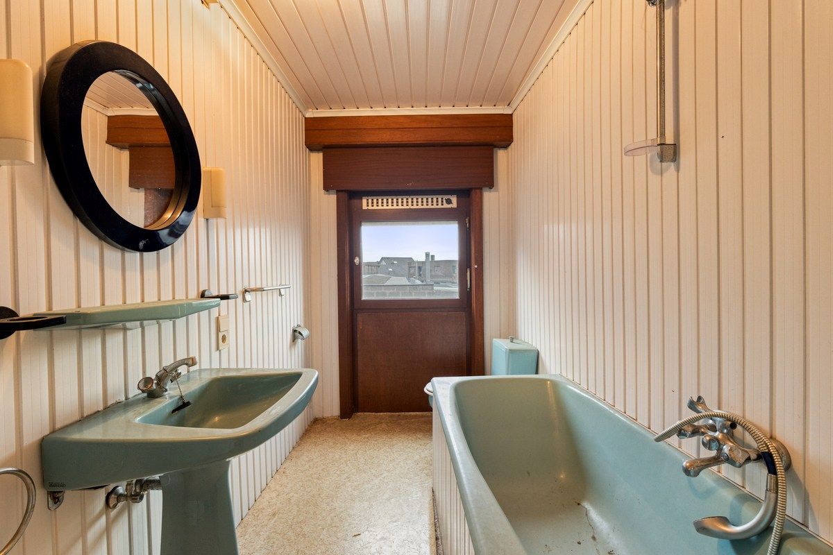 Te renoveren rijwoning met achterliggend groot magazijn! foto 7