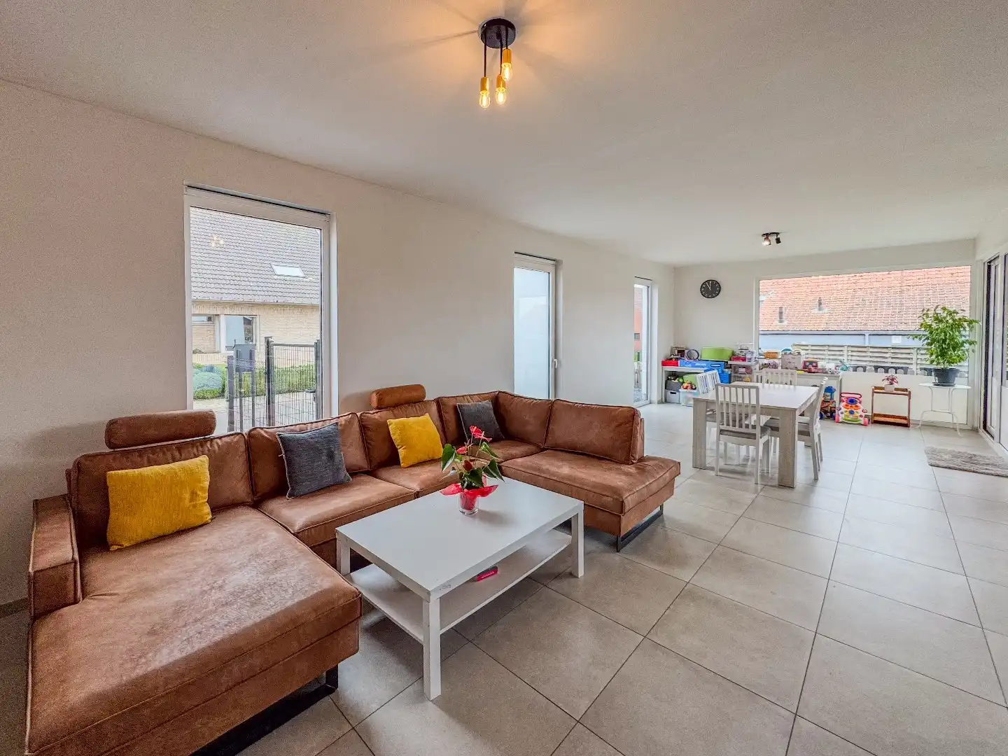 Nieuwbouwwoning met 3 ruime slaapkamers en tuin. foto 8