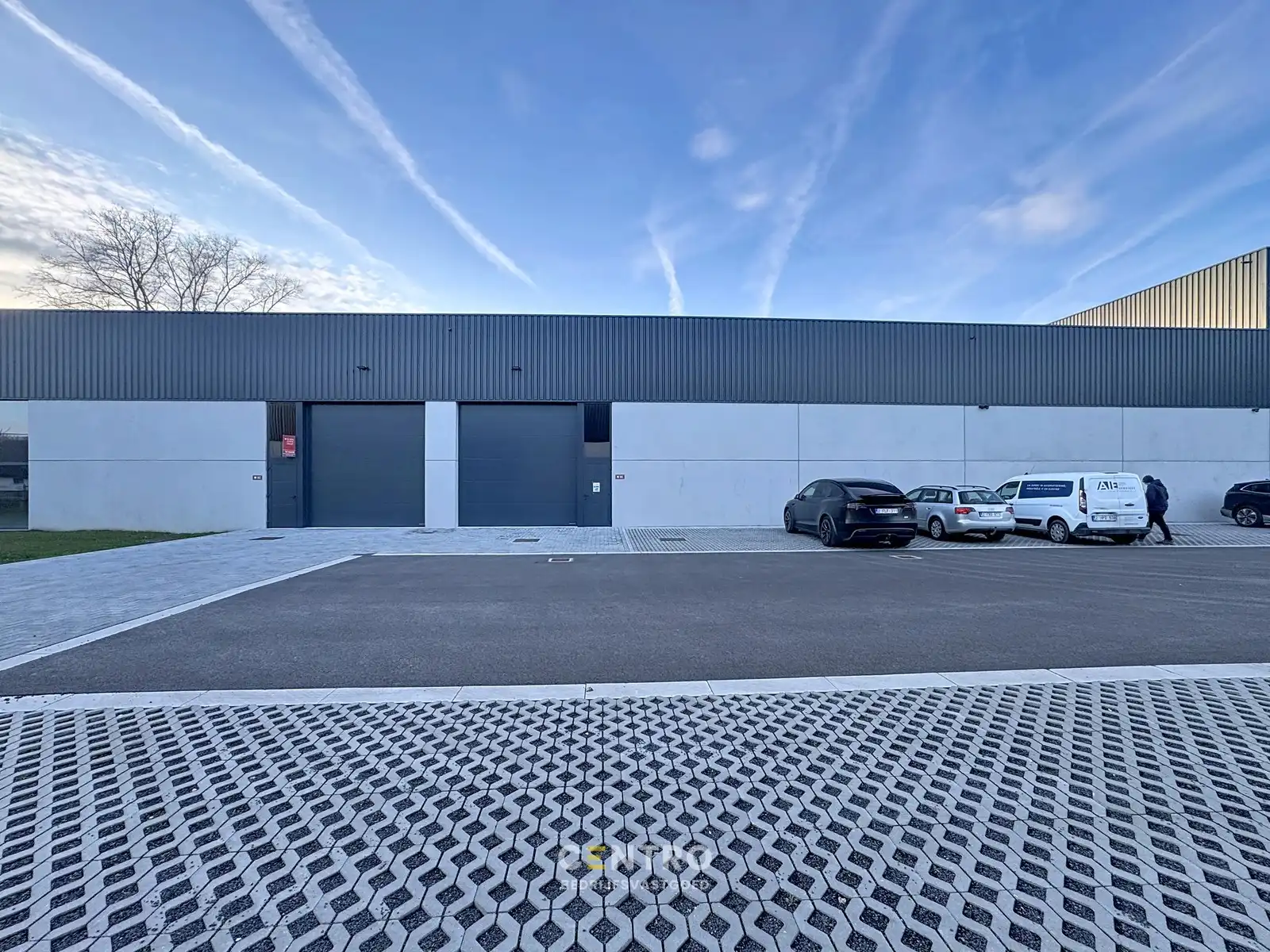 Kwalitatief en goed geïsoleerd NB MAGAZIJN (300m²) TE HUUR in Oostkamp. Inclusief 3 private parkeerplaatsen voor de deur. foto 7