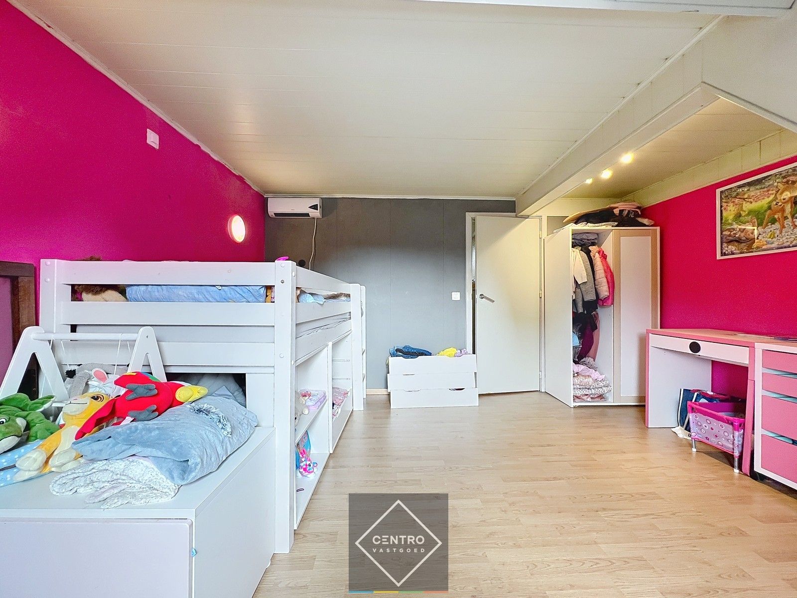 Voor de snelle beslisser! Leuke, BETAALBARE,  verder af te werken STARTERS-woning in het centrum van HEULE. foto 18
