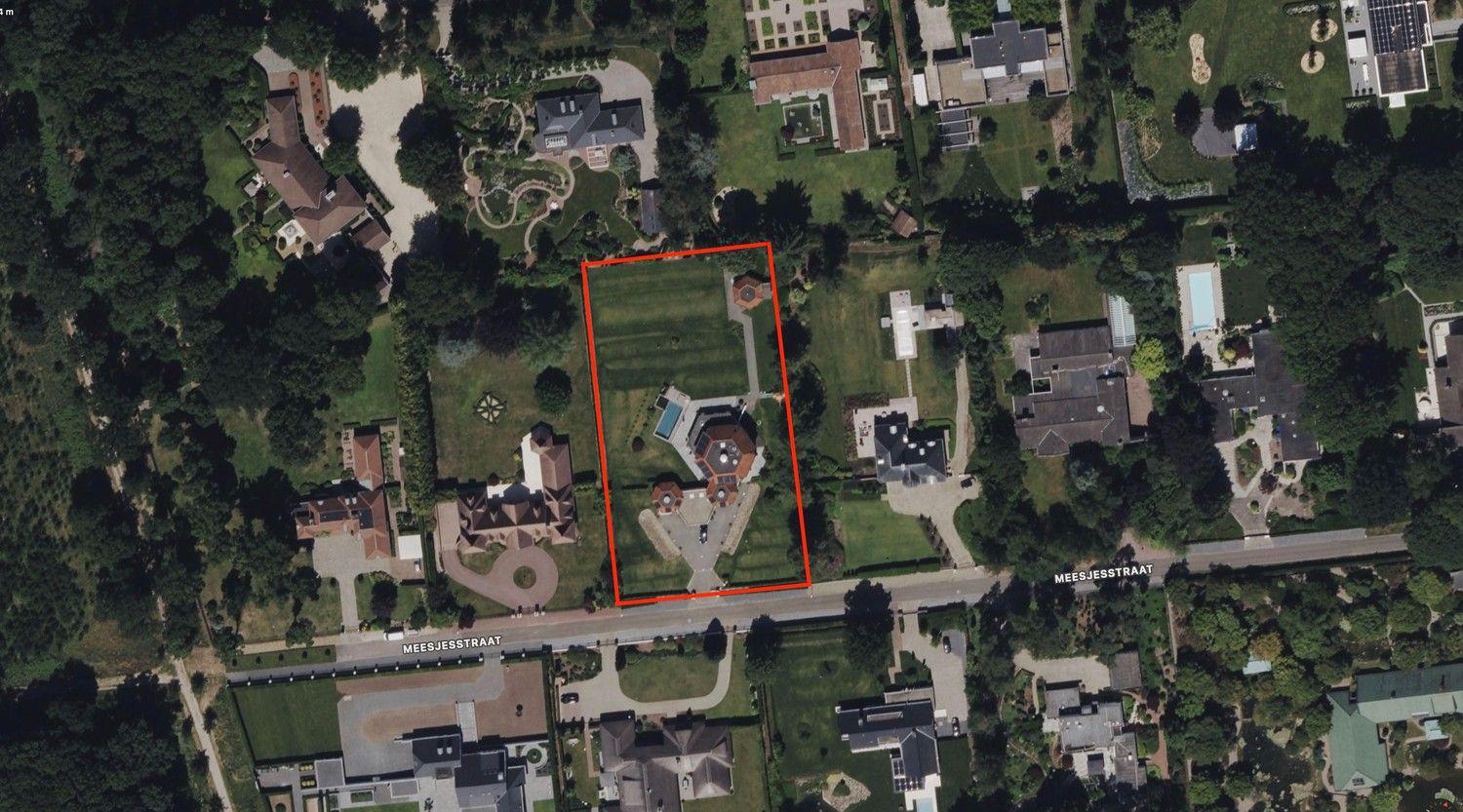 Villa met een uniek, eigentijds ontwerp, fraai gelegen op een perceel van 45a (4.500 m²) in een van de mooiste lanen van Lanaken in villawijk Goudkust te Neerharen foto 2