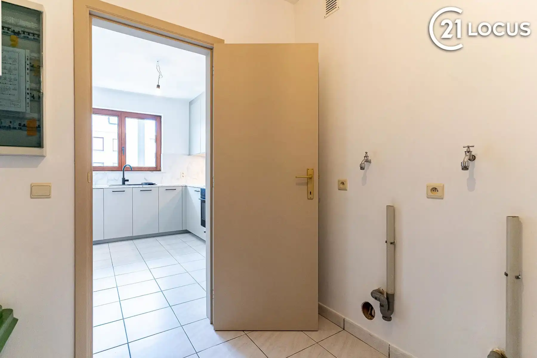 Ruim instapklaar appartement met garage in Burcht foto 7