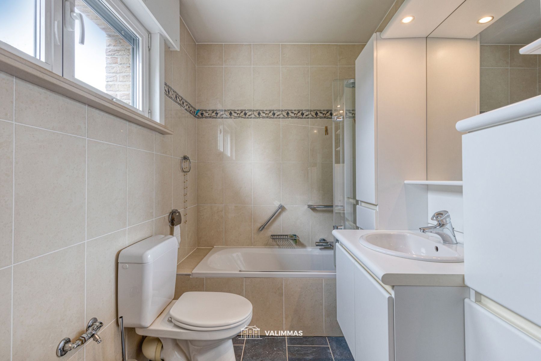 Residentieel gelegen driegevelwoning met garage, tuin...  foto 12