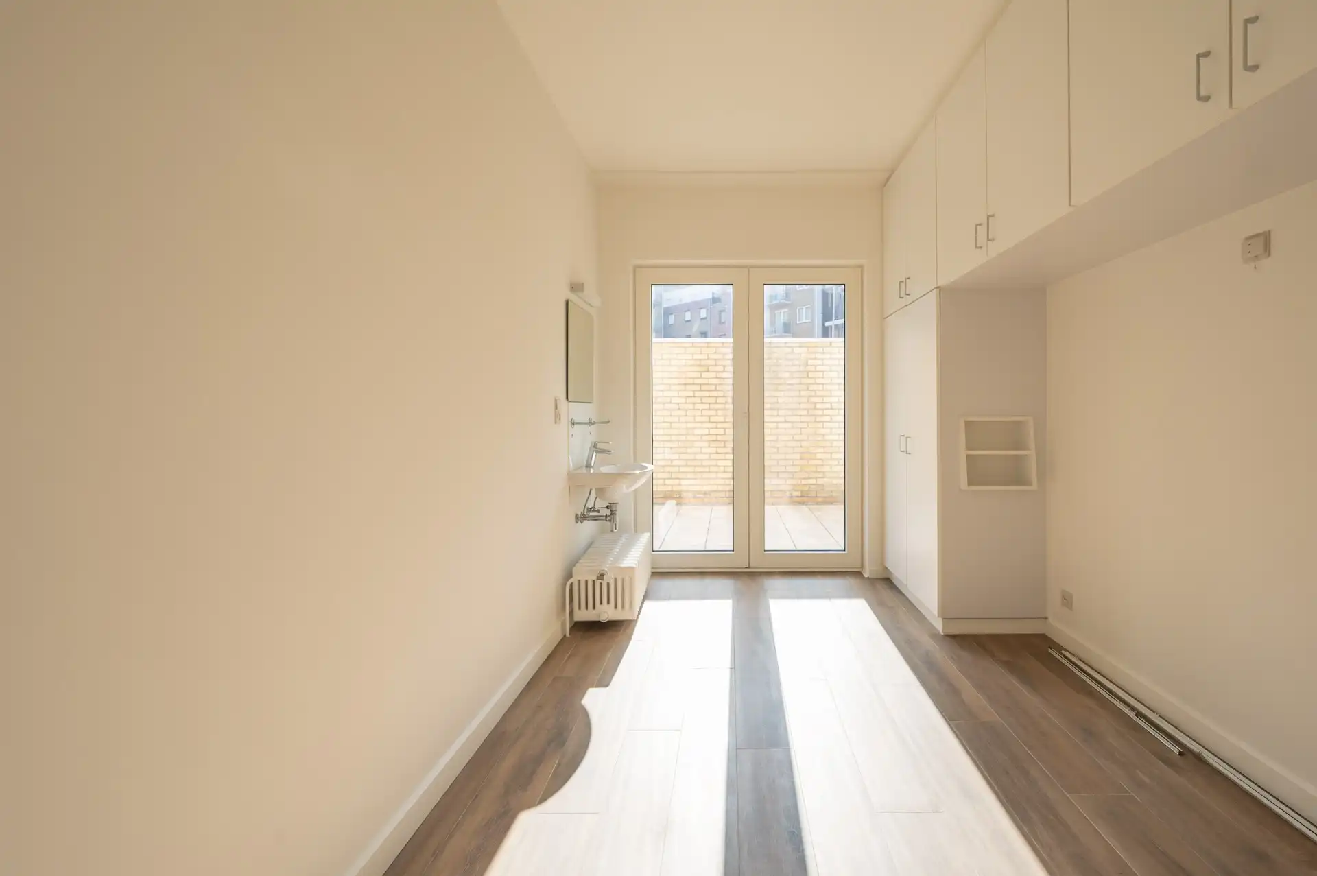 Ongemeubeld: ruim appartement in een zijstraat van de zeedijk! foto 7