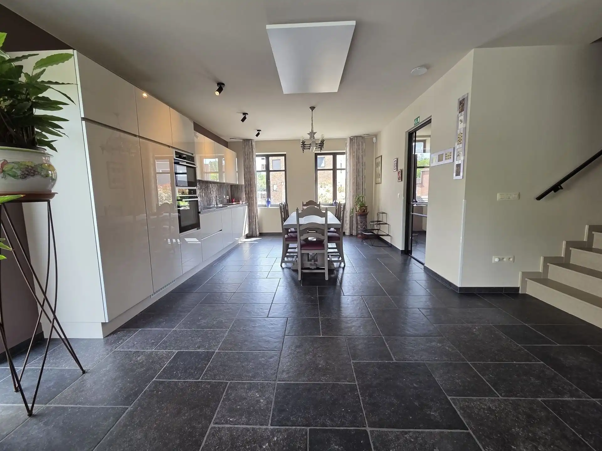 Prachtige nieuwbouw BEN-woning met 5 slpk, 3 badkm en verzorgde tuin. Uitermate rustig gelegen. foto 5