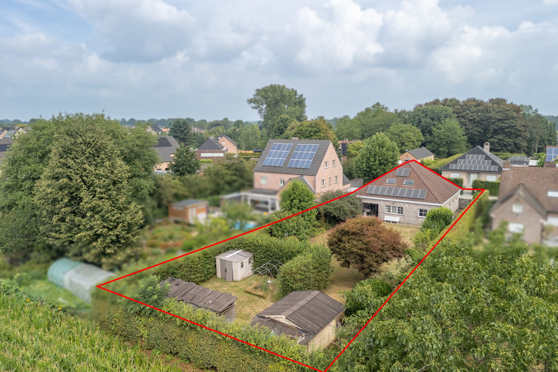Ruime woning met 4 slpks op mooi zuidperceel van 1.041 m²  foto 3