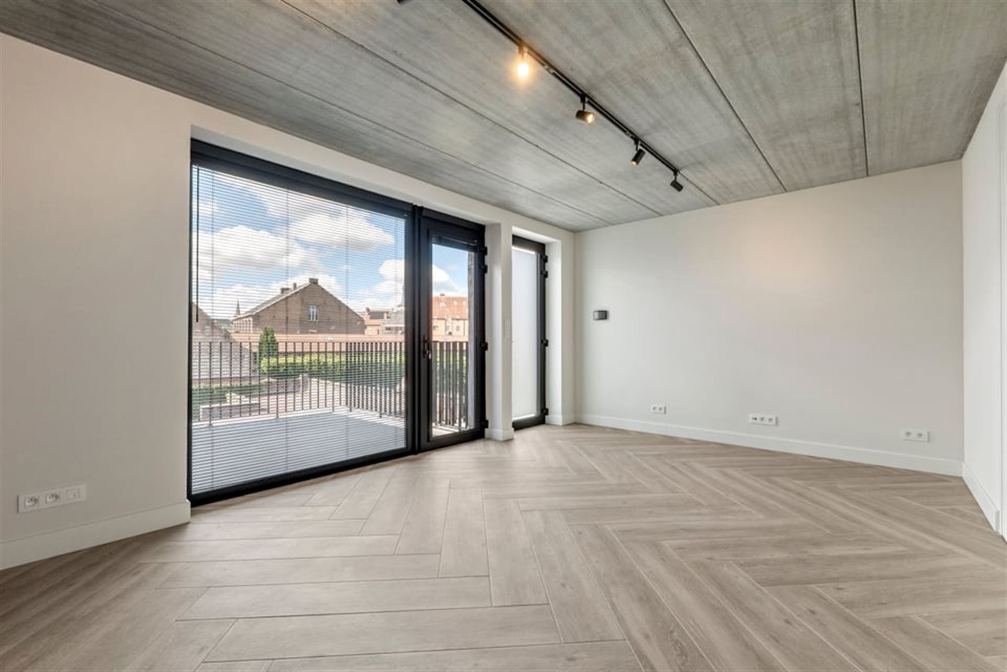 PRACHTIG GERENOVEERD APPARTEMENT MET 2 TERRASSEN TE HUUR MIDDENIN HET CENTRUM VAN SINT-TRUIDEN  foto 3