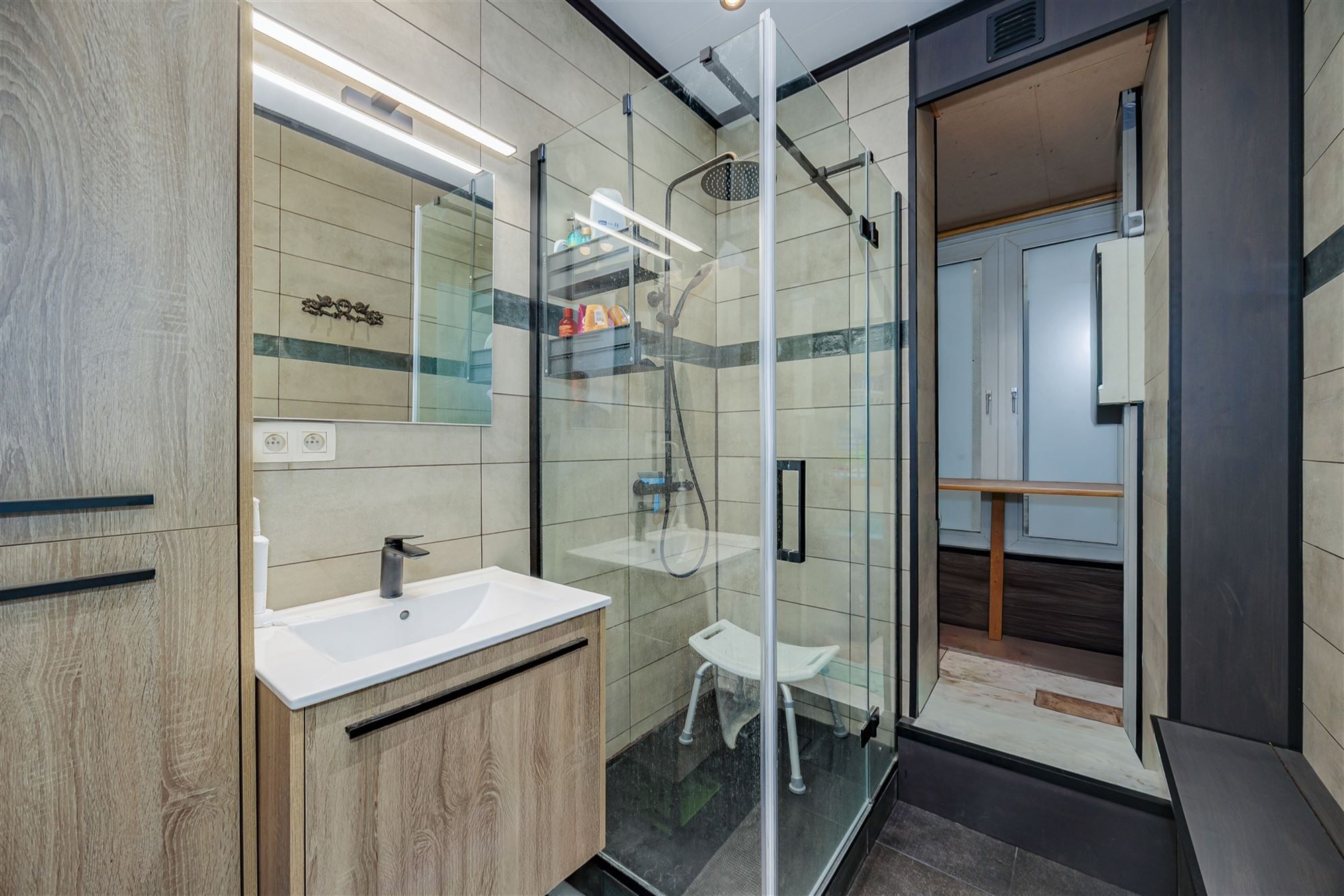 Perfect instapklaar appt met 2 slk + 2 badk vlakbij het Station foto 9