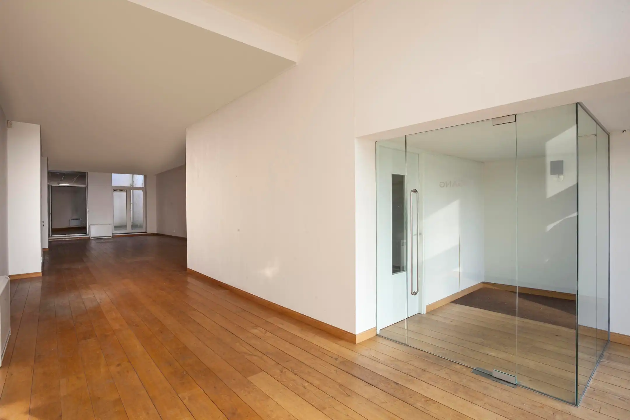 Kantoorgebouw met mogelijkheid tot woongelegenheid foto {{pictureIndex}}