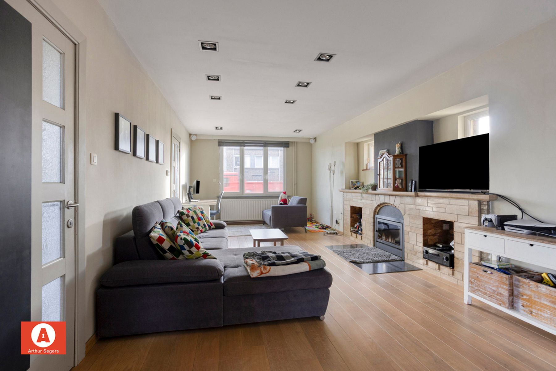 Karaktervolle open bebouwing met 5 slaapkamers en bureau foto 6