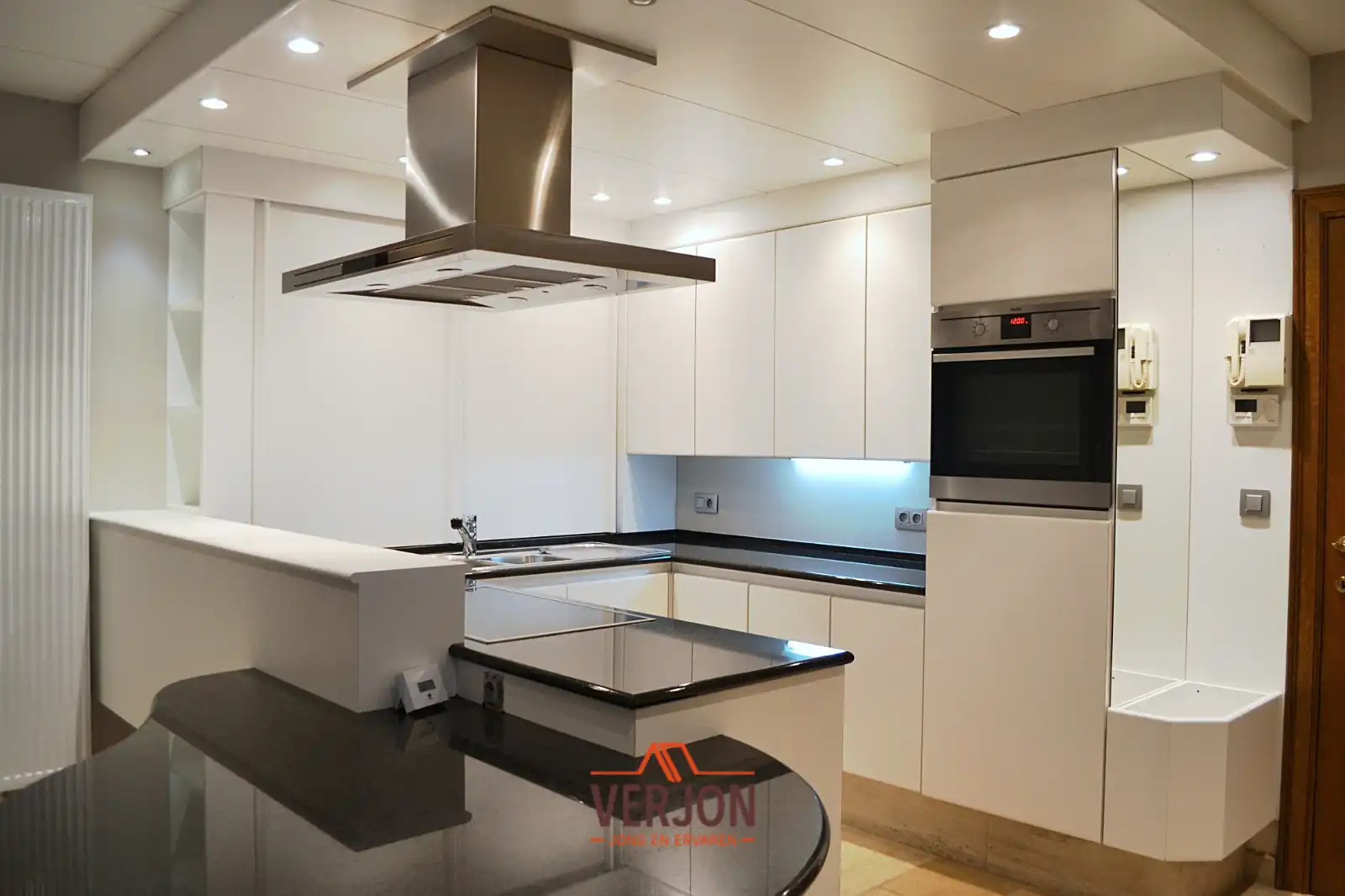 Villa met 4 slaapkamers en dubbele garage in een doodlopende straat te koop in Izegem! foto 7