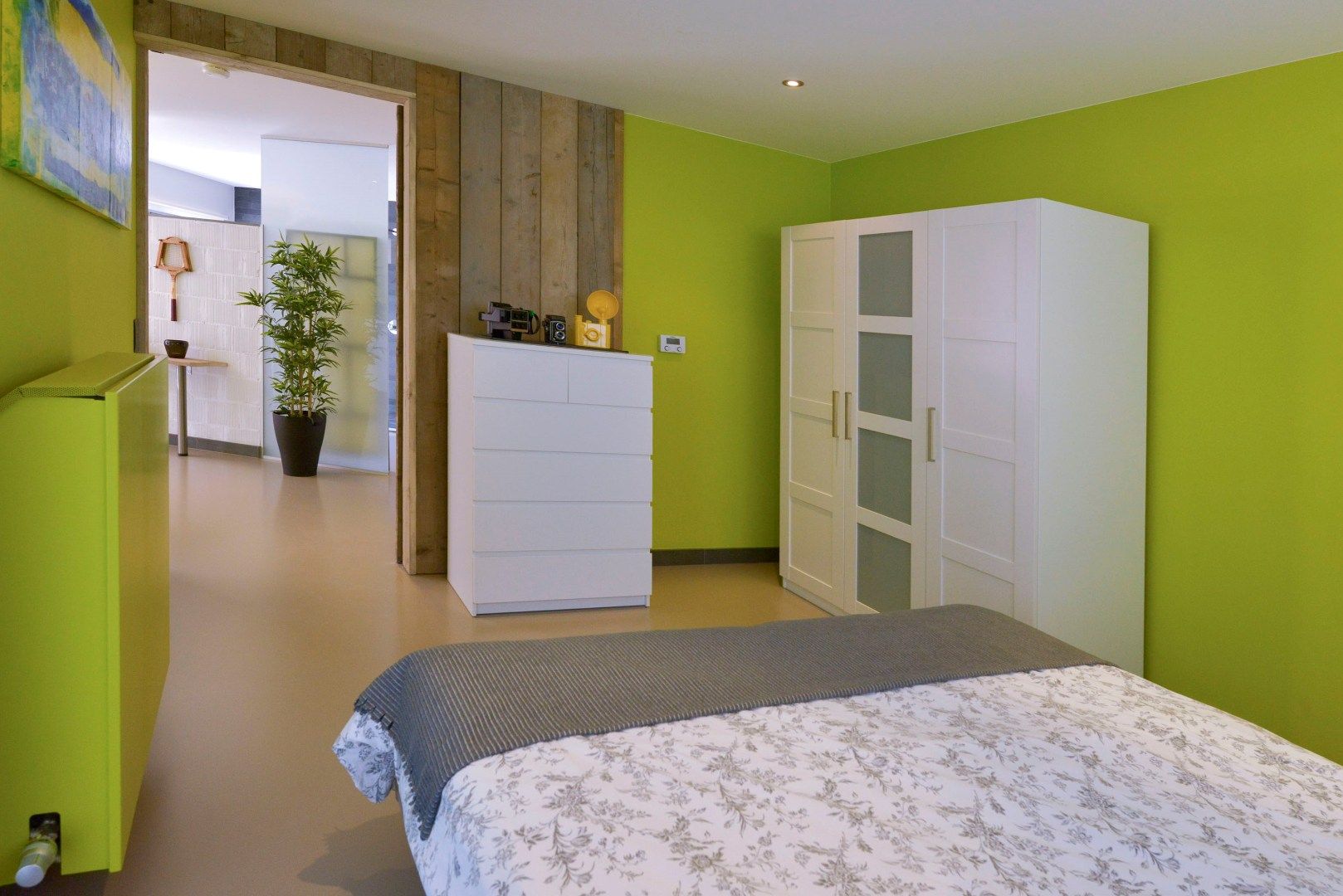 Ruime benedenwoning met garage, polyvalente ruimte, terras, badkamer en 1 slpk te koop te Klemskerke (De Haan) foto 6