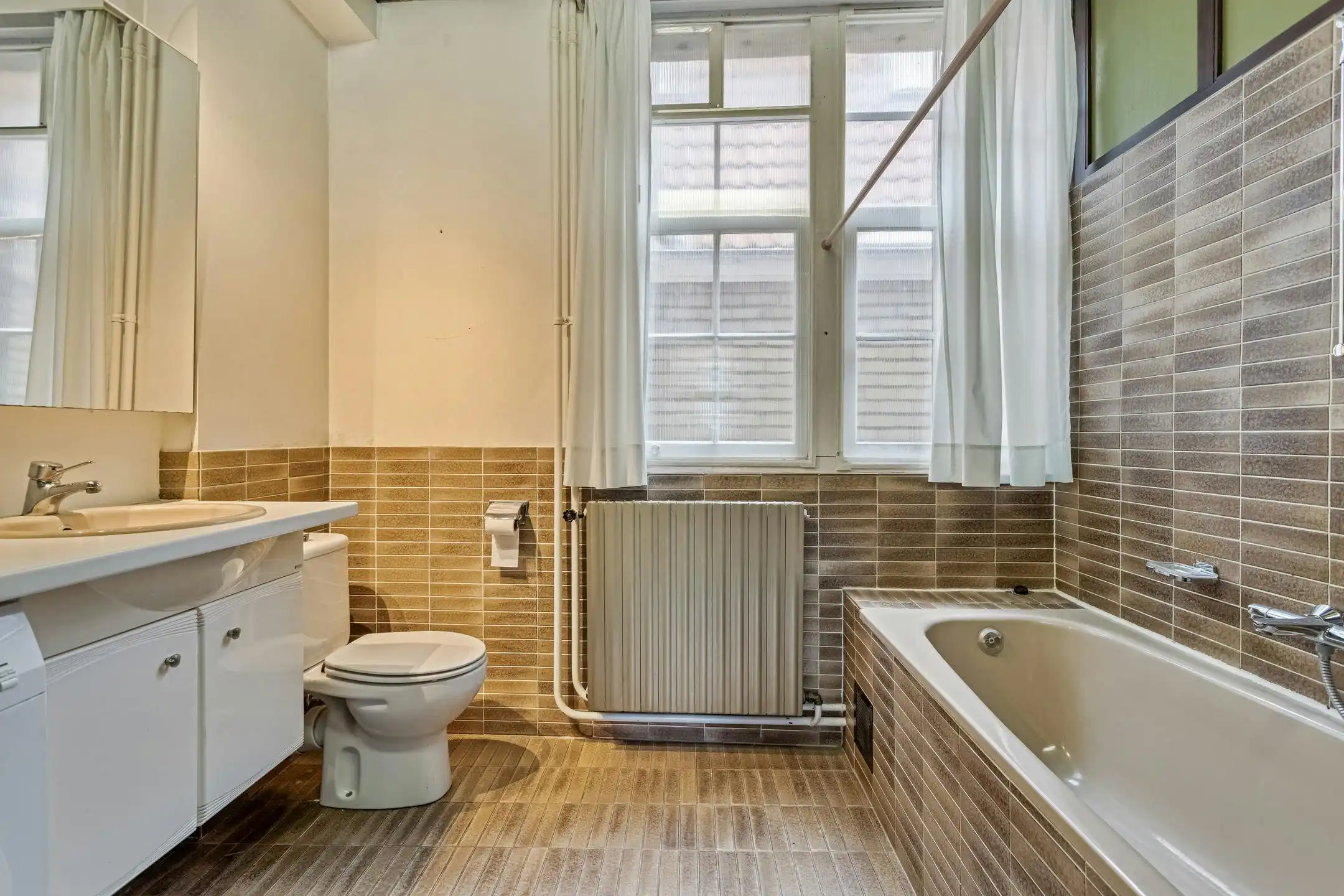 Karaktervol herenhuis met houten gevel te koop in Brugge foto 5