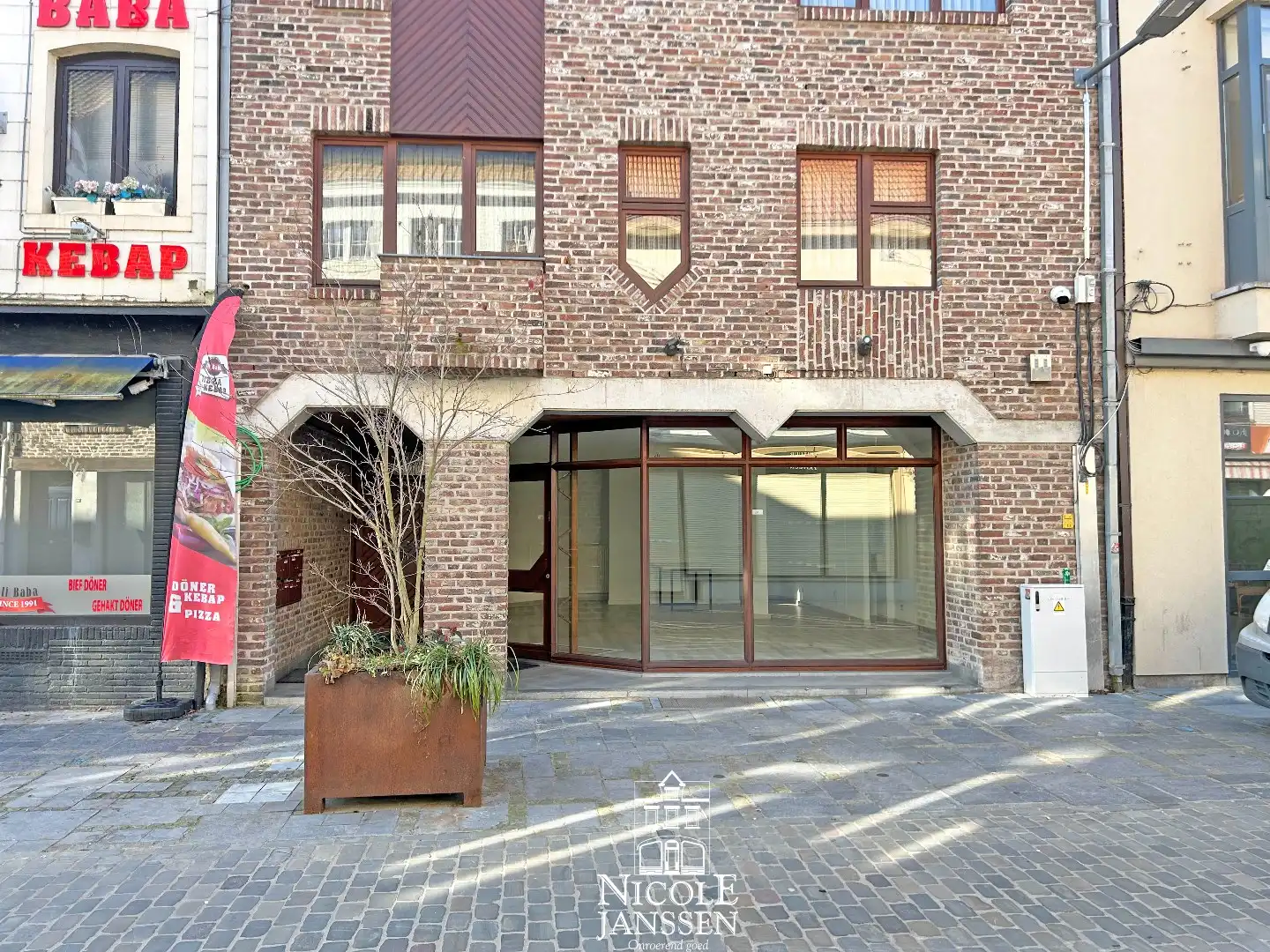 Luchtig gelijkvloers handelspand met kantoor/opslagruimte en kelder foto {{pictureIndex}}