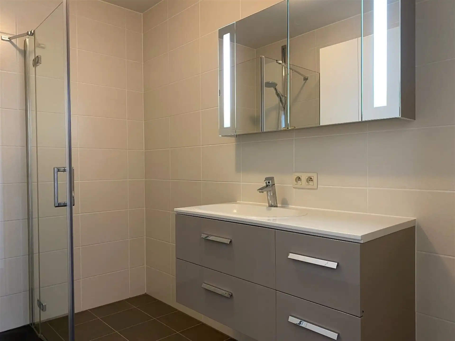 Instapklaar appartement met terras en garage. foto 23