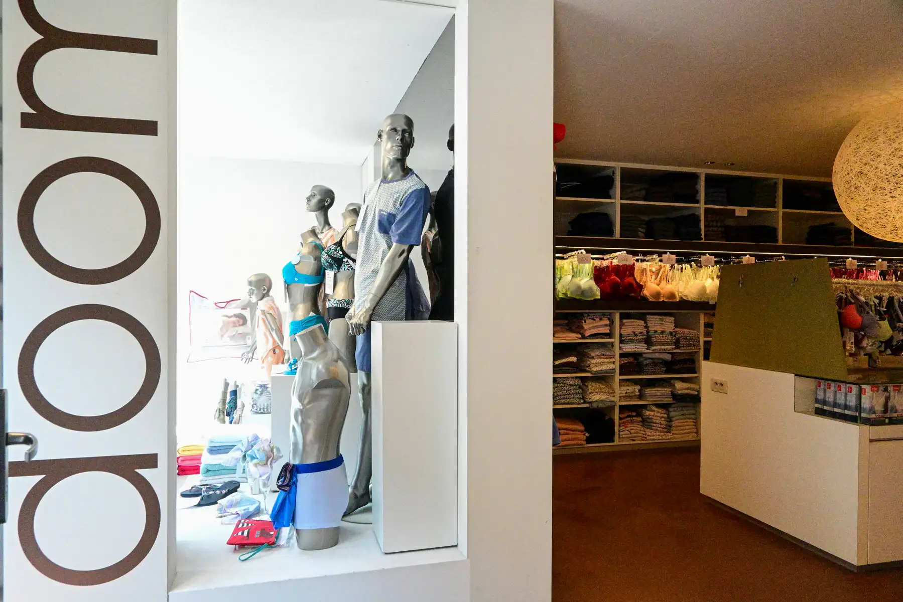 Ingerichte lingeriezaak in het centrum van Gistel. foto 3