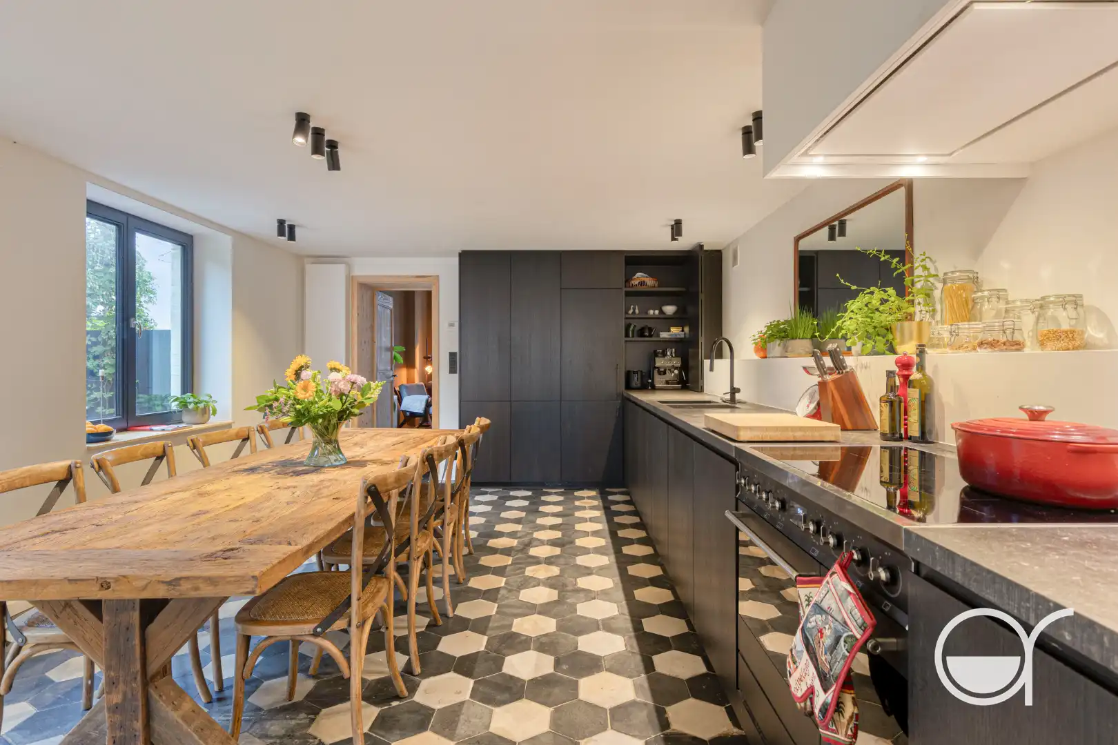 Karaktervolle, volledig gerenoveerde woning met oog voor detail en kwaliteit foto 8