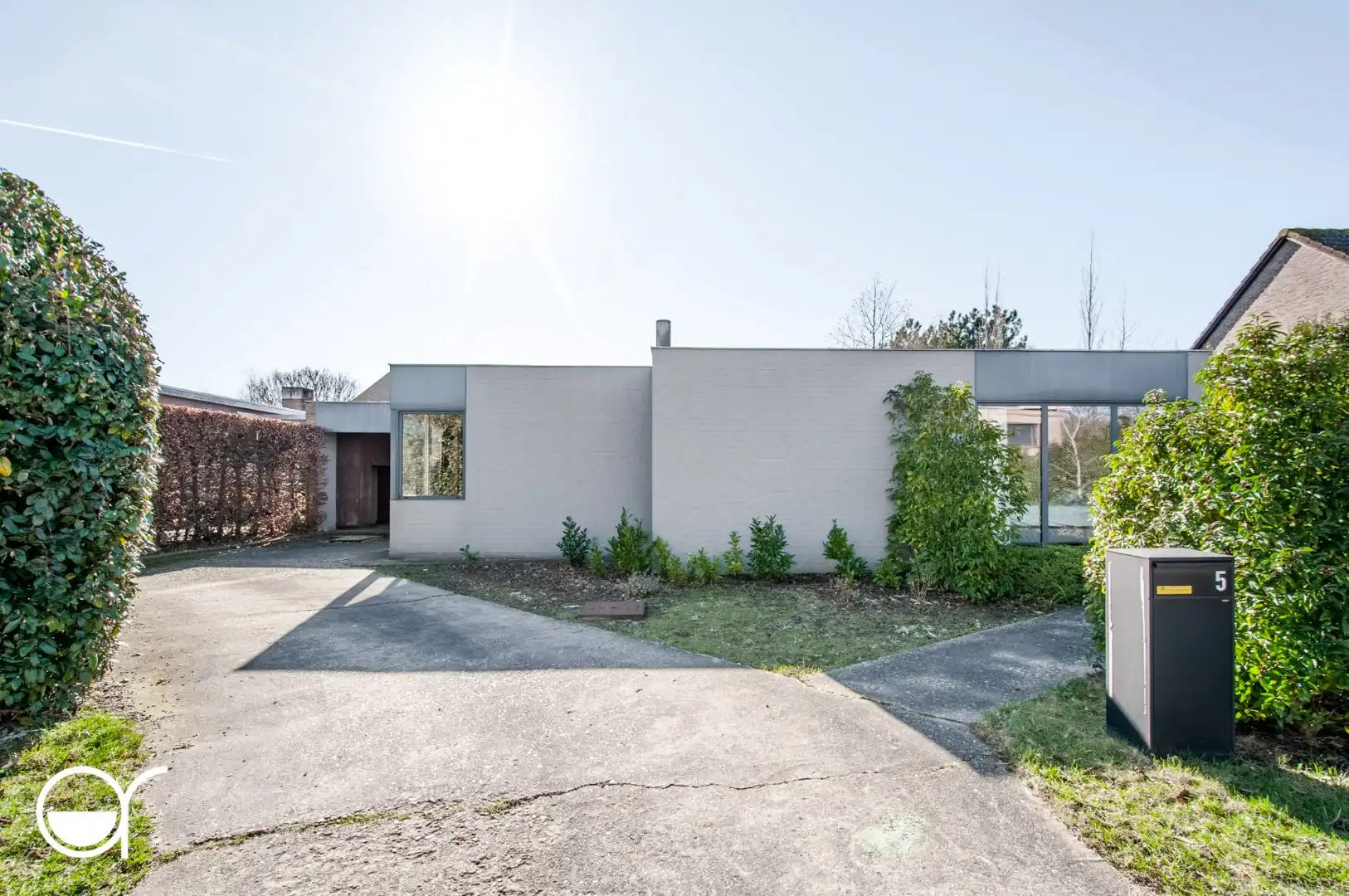 Architectenwoning met 3 slaapkamers  gelegen in een residentiële wijk in Lovendegem. foto 2