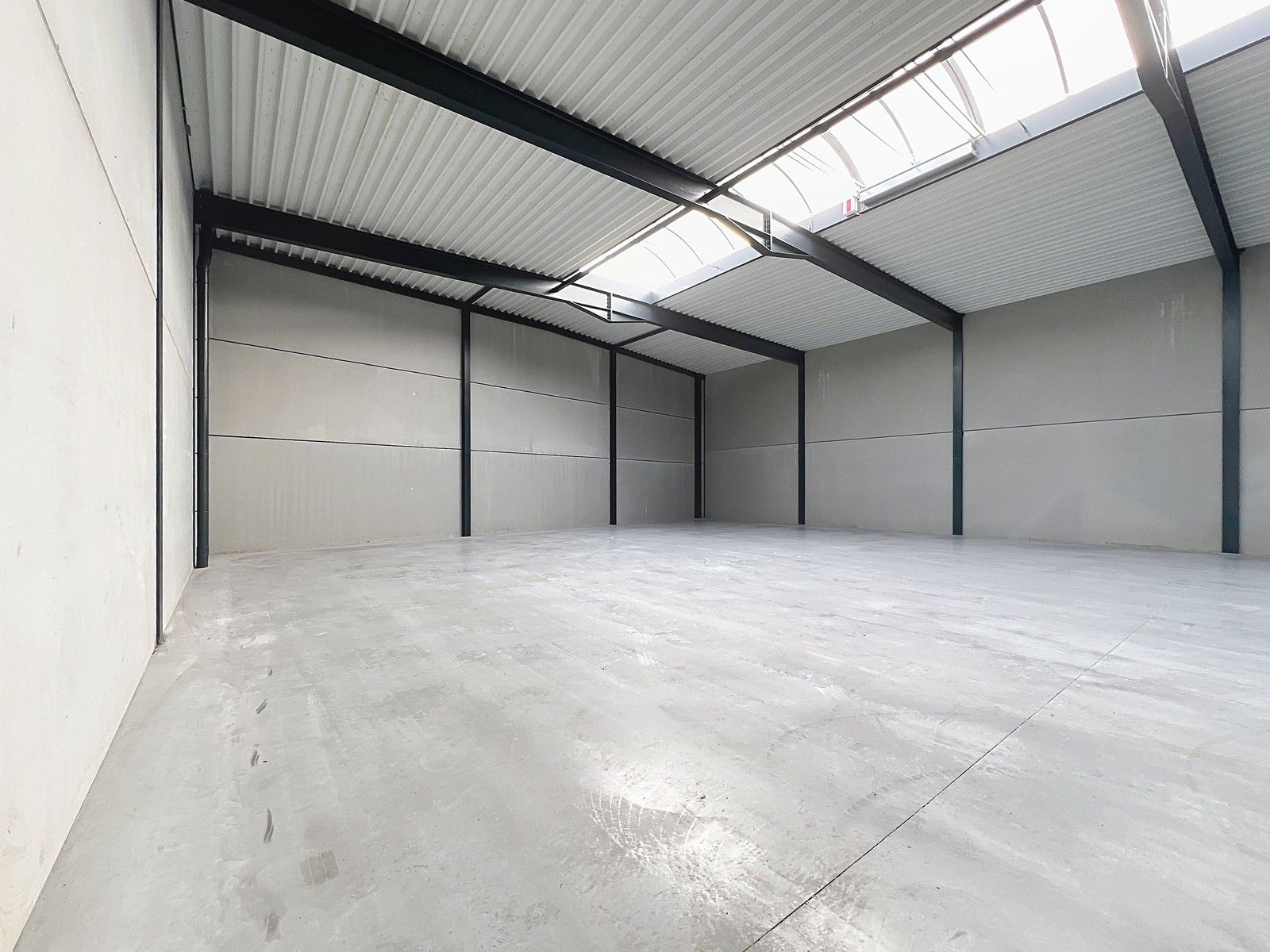 Nieuwbouw KMO-unit (457m²) met 2 hoge sectionaalpoorten en 3 private parkeerplaatsen op "Clarysse Business Park" te PITTEM! foto 5