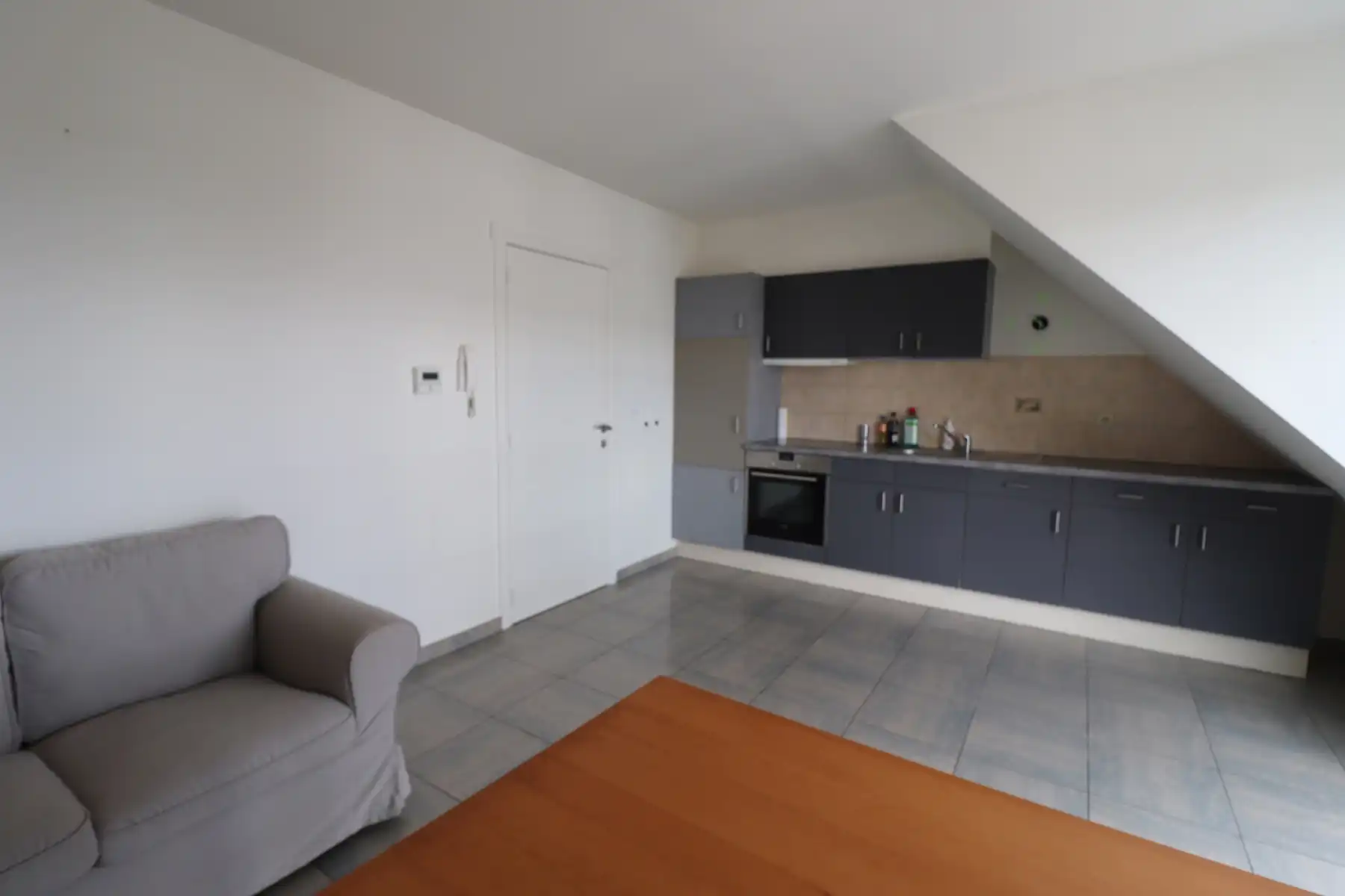 Appartement op de 2de verdieping links met terras en garage. foto 4