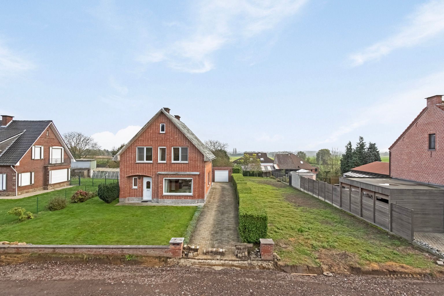 WONING MET UITBREIDINGSMOGELIJKHEDEN EN AANPALENDE GROND  foto 2