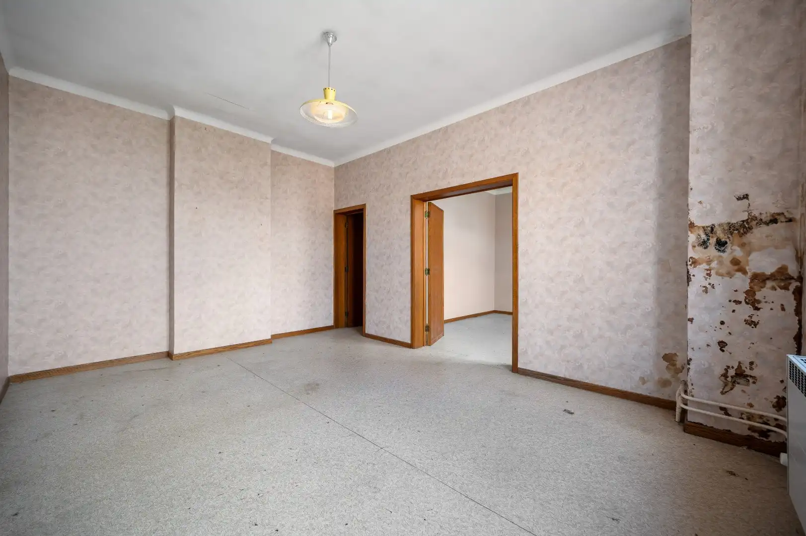 Te renoveren woning met ruime loods en stockagemogelijkheden  foto 8