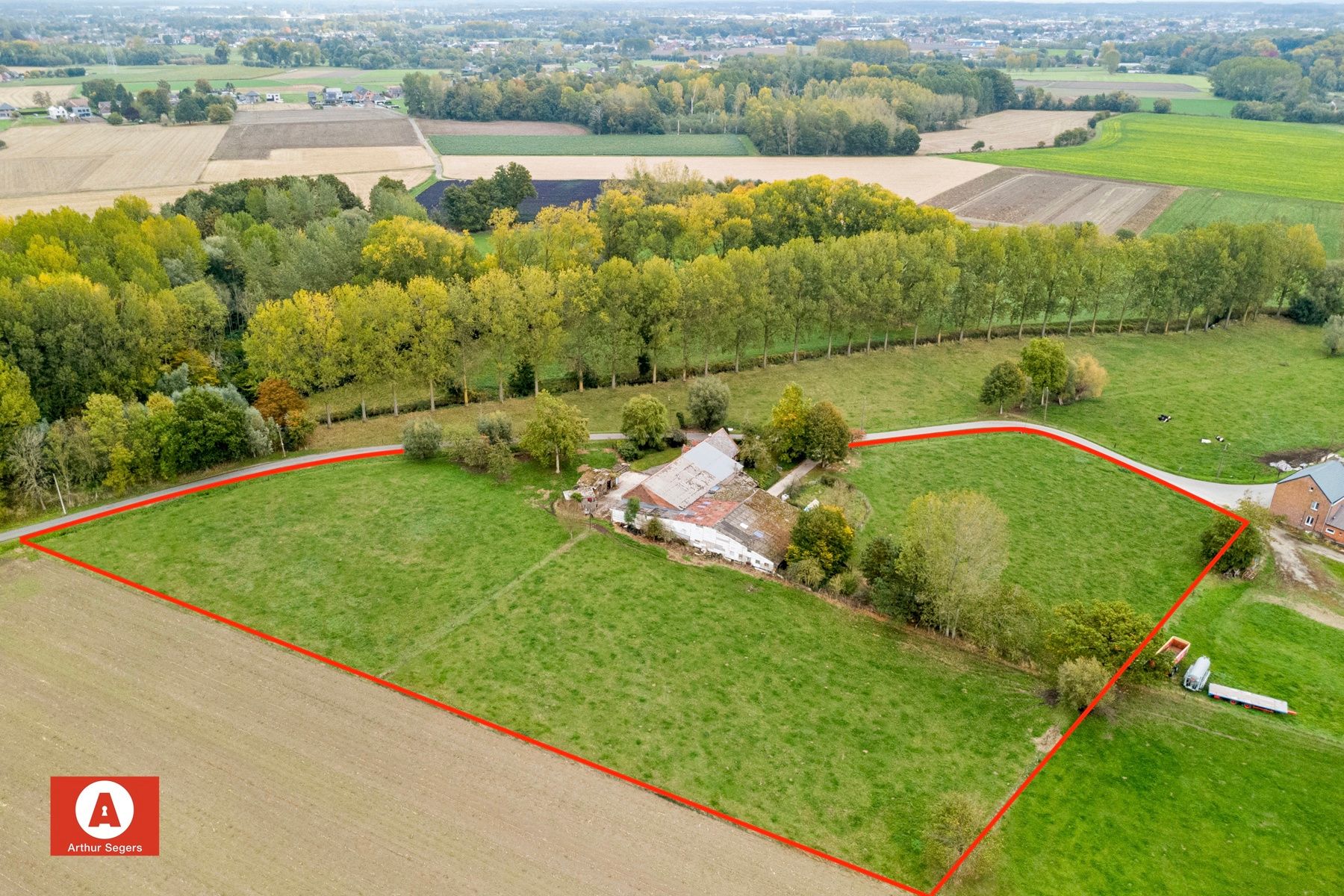 Uniek gelegen hoeve met bijgebouwen en weiland op 1,49 ha foto 2
