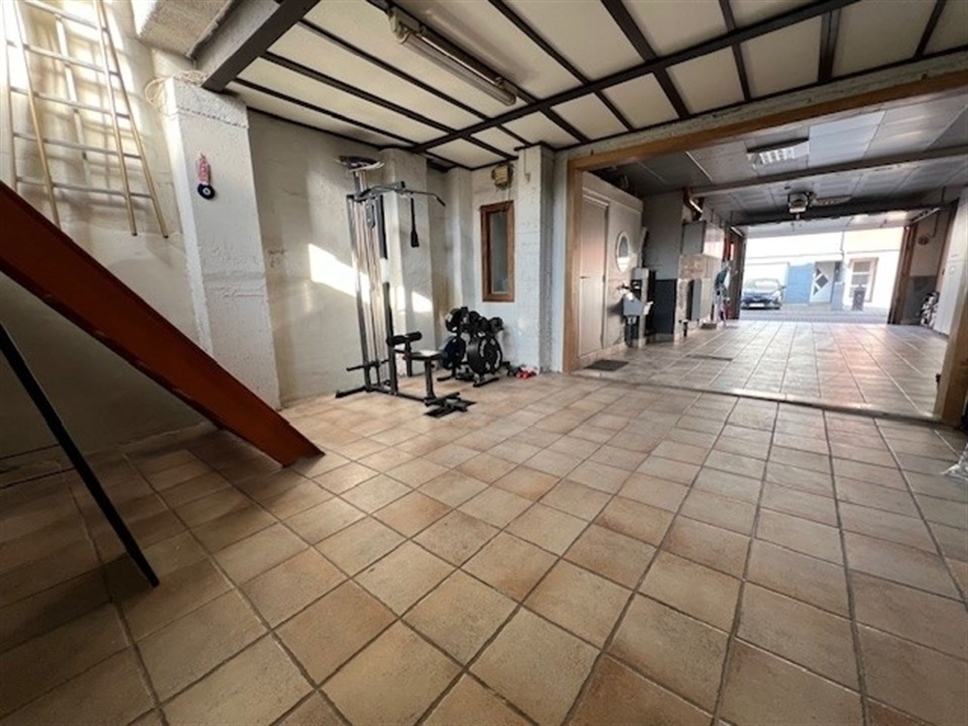 Bel-etage woning met ruime garage  en 2 badkamers! foto 12