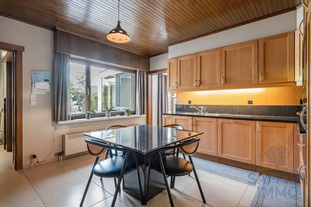 Villa met praktijk-/hobbyruimte en 3 garages in Waregem foto 5