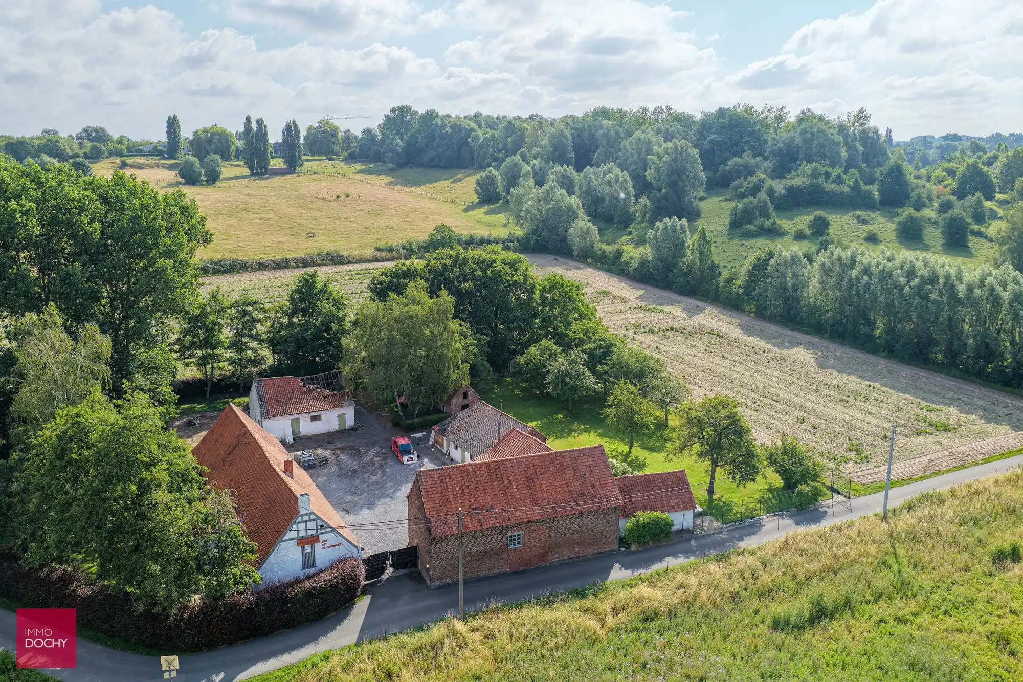 Volledig te renoveren hoeve met verschillende bijgebouwen foto 4