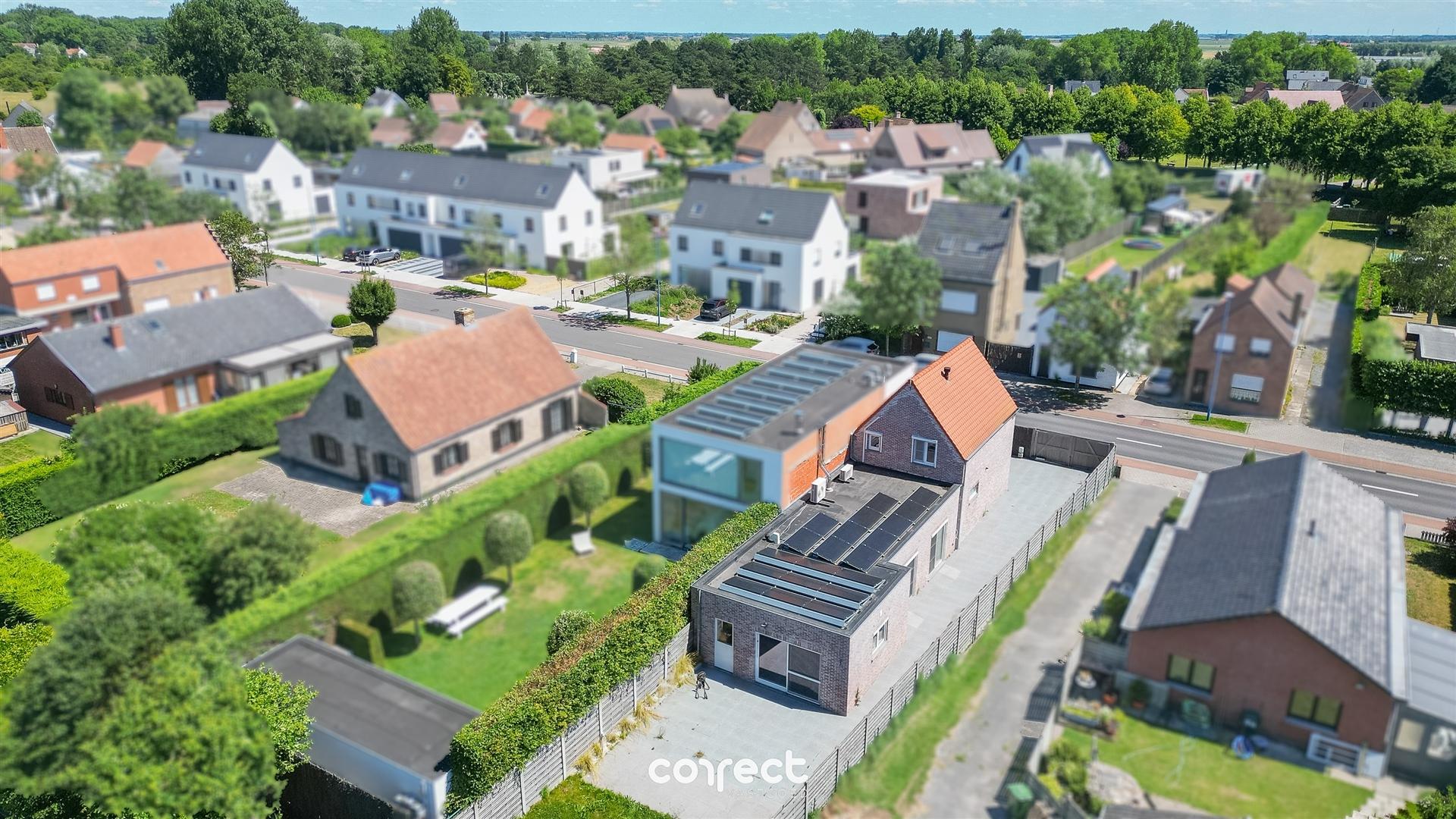 Modern halfopen woning te koop in hartje Oostduinkerke met 3 slaapkamers en diepe tuin foto 2