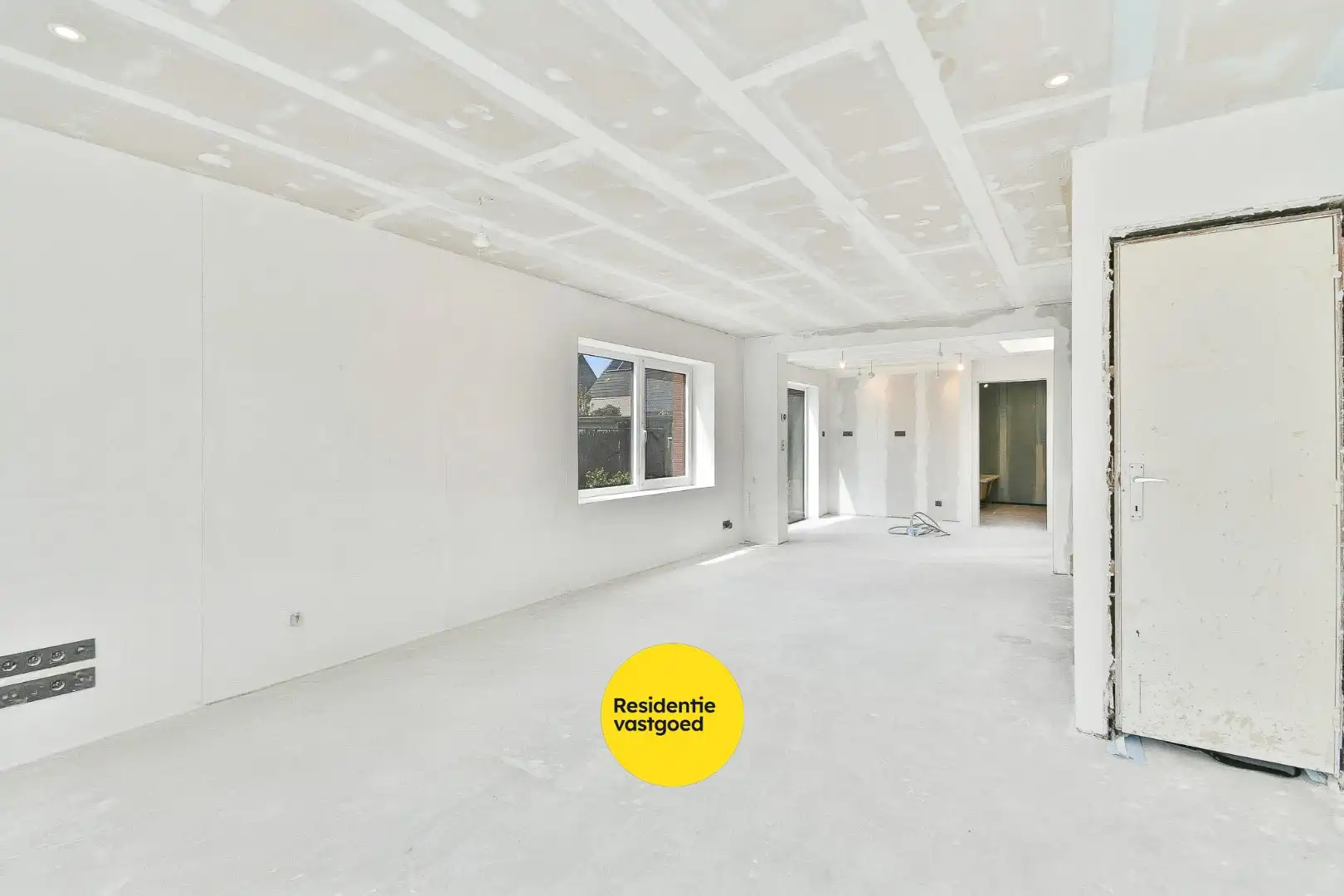Woning met reeds aangevatte renovatie en veel potentieel foto 5