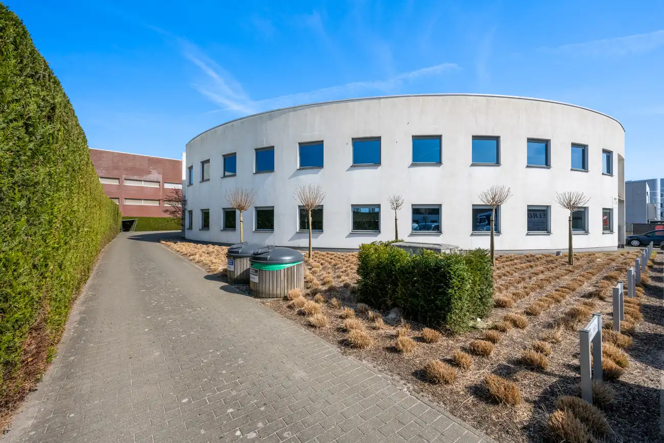 Kantoorgebouw op toplocatie foto {{pictureIndex}}