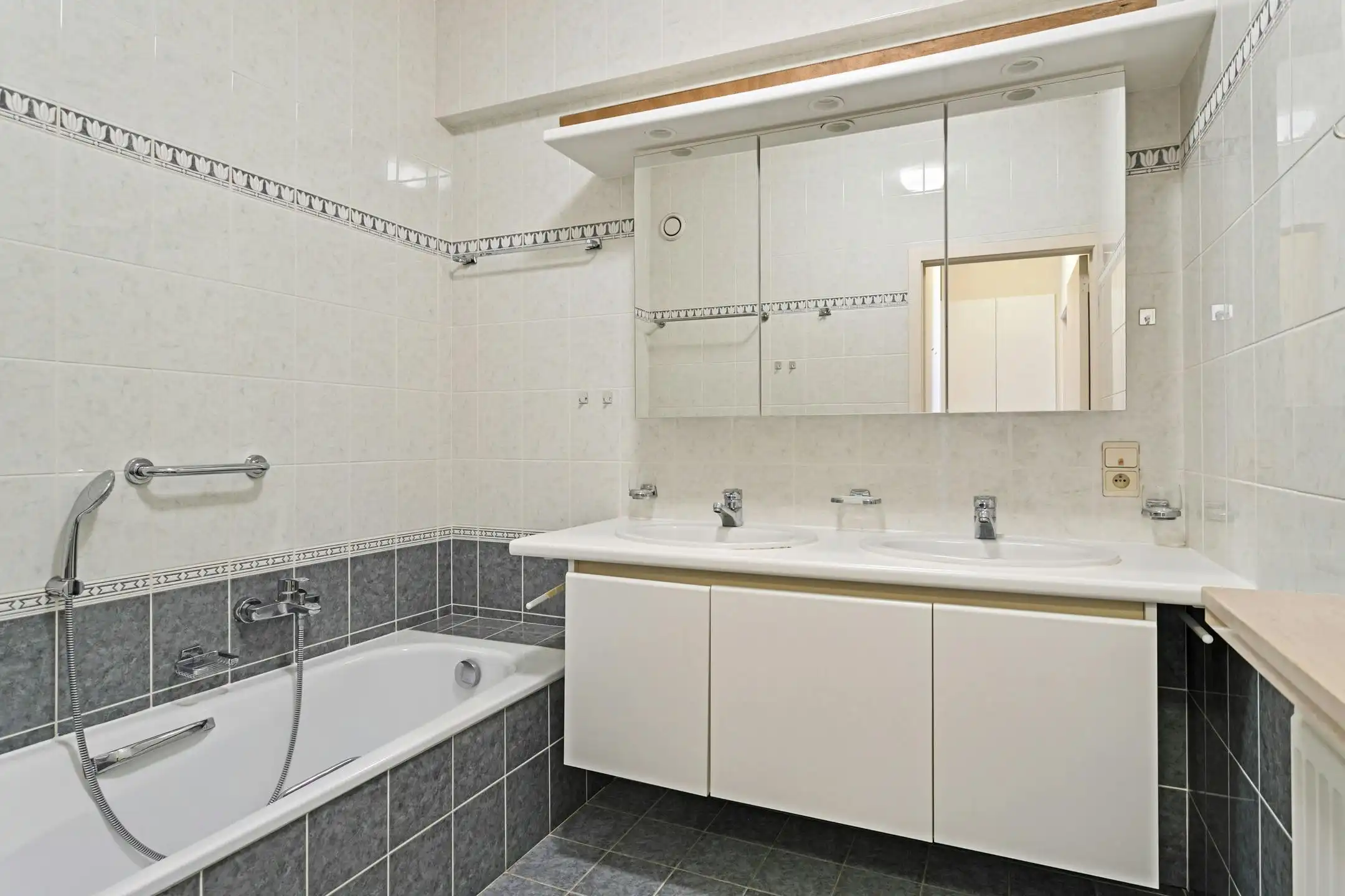 Lichtrijk 2 slaapkamer appartement te koop in Brugge centrum foto 9