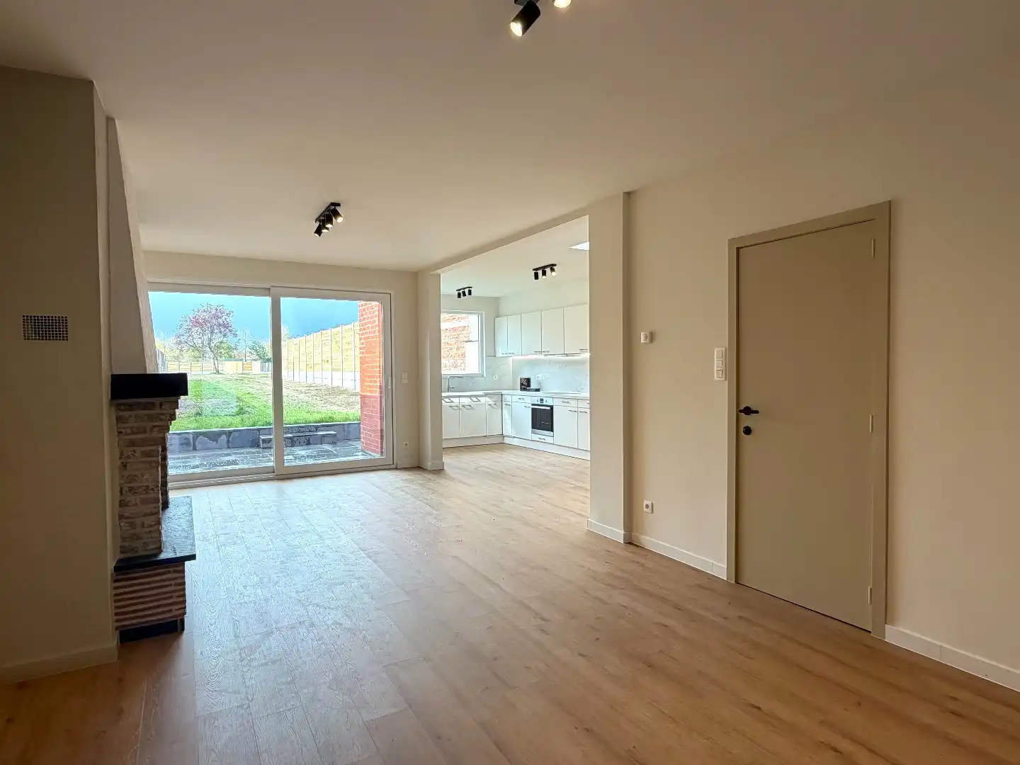 Gerenoveerde gezinswoning met 3 slaapkamers, tuin en garage. foto {{pictureIndex}}