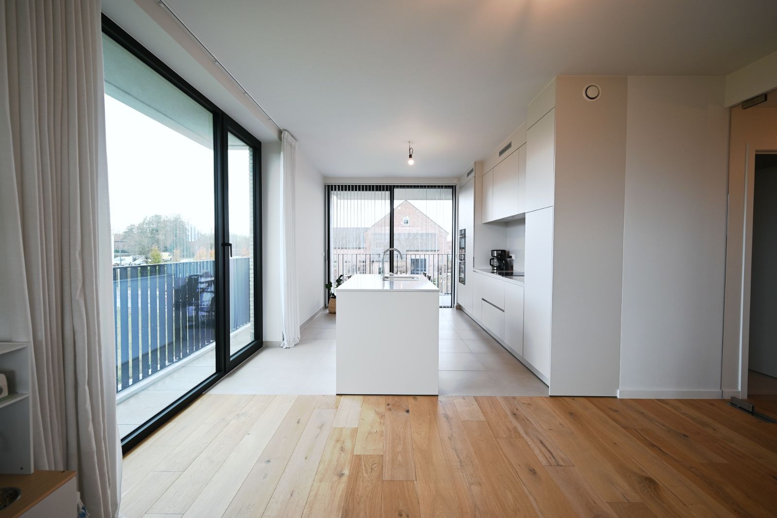 Licht en ruim appartement met twee terrassen! foto 7