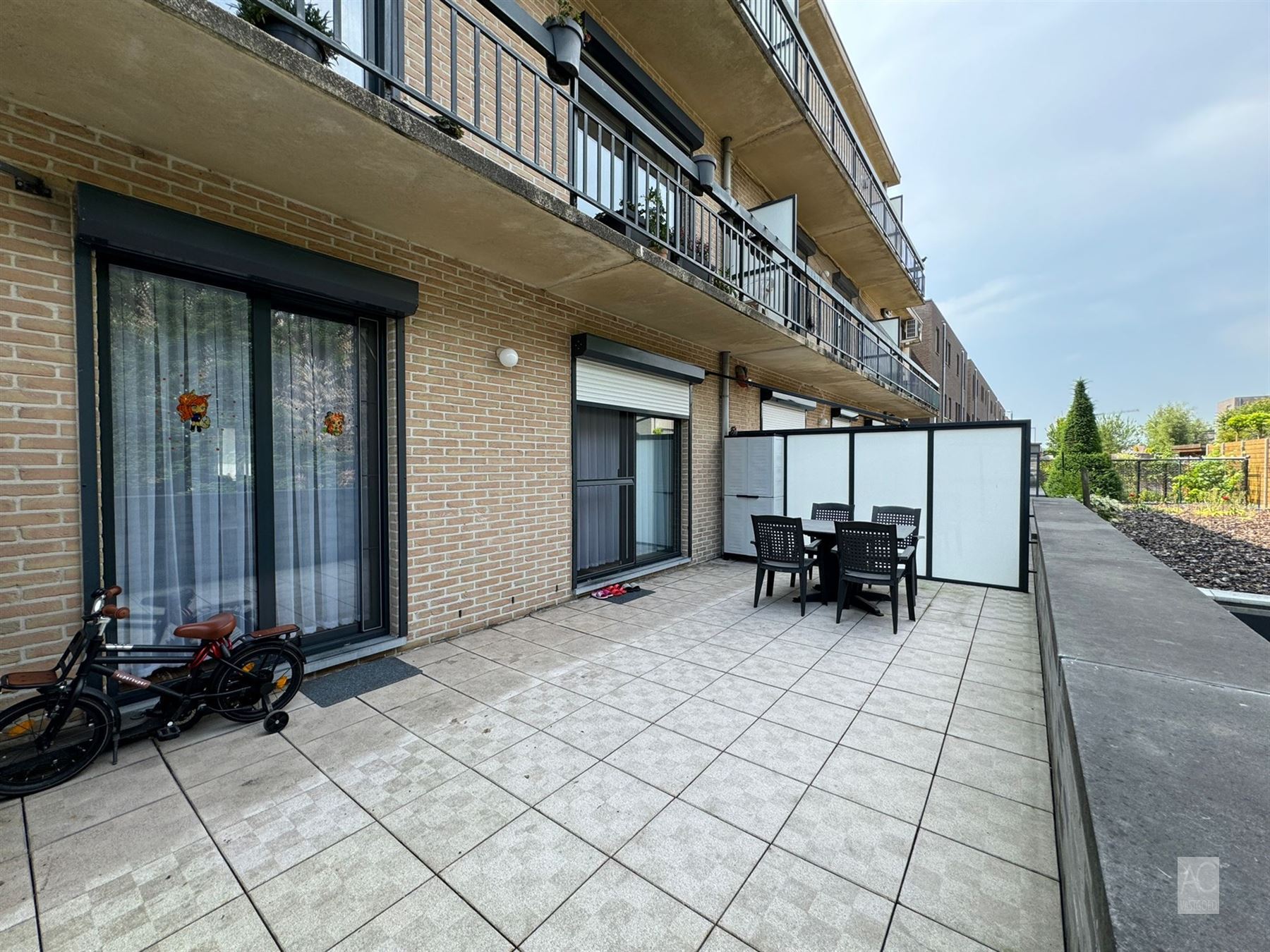 Gelijkvloers appartement met garage foto {{pictureIndex}}