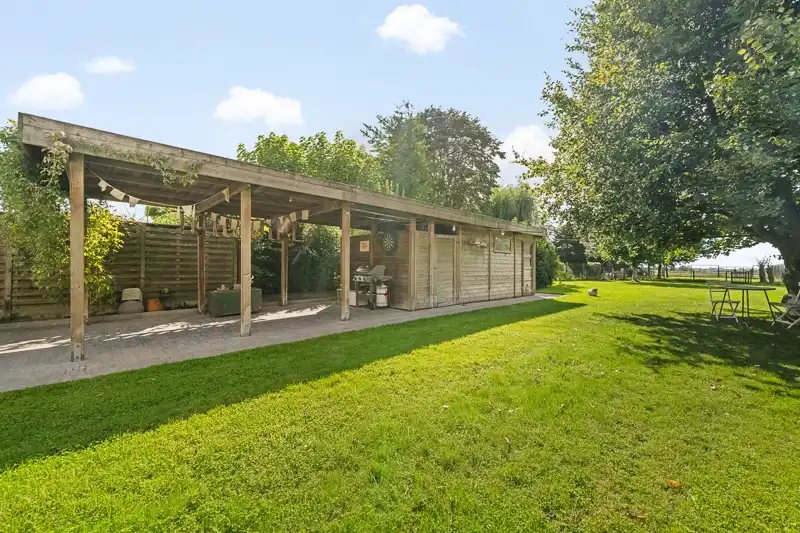Hooglede – Verrassend ruime tussenwoning met villa-allures op 1.218 m² foto 25