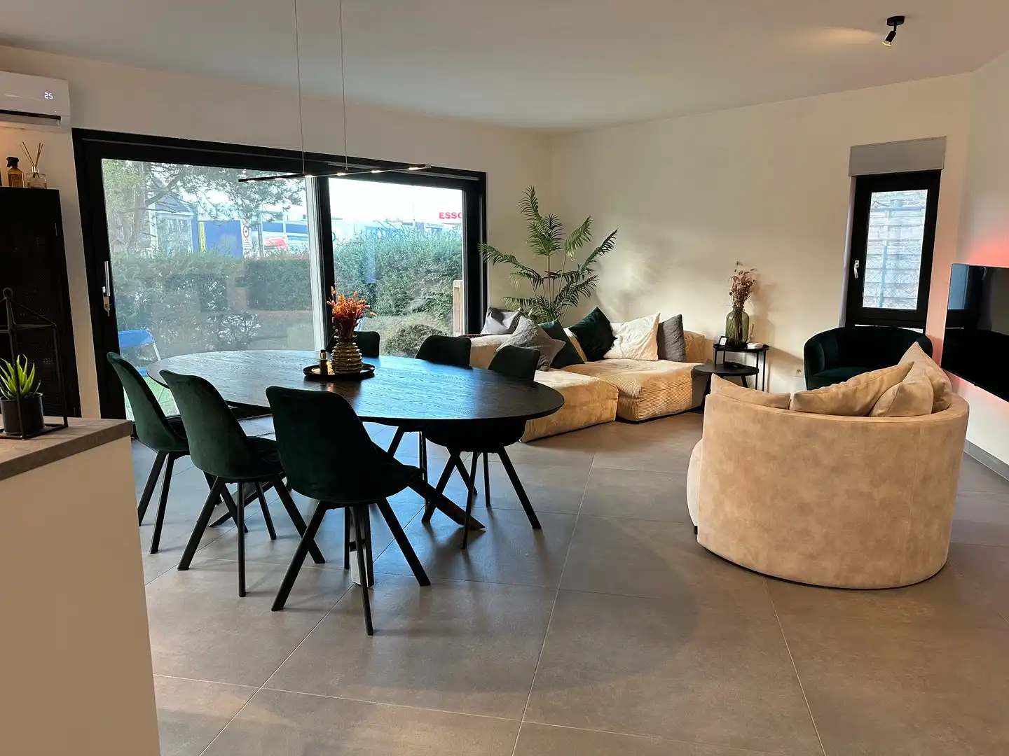 Gemeubeld 1 slaapkamer appartement met tuin en garage foto {{pictureIndex}}