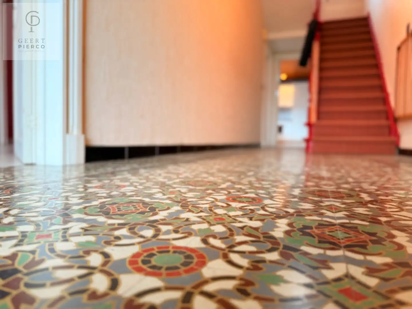 Eigentijdse woonst met ruime tuin foto 2