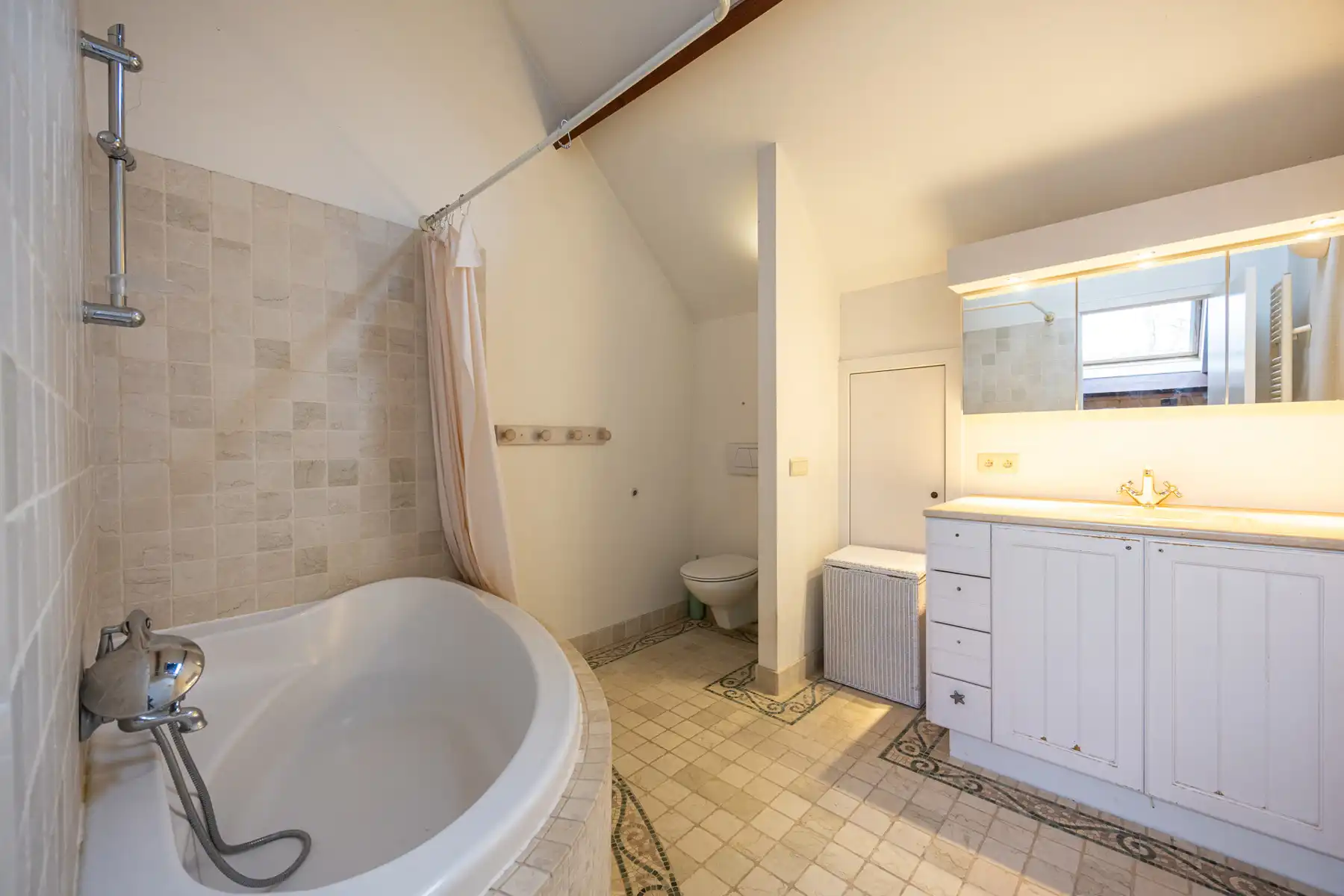 Gerenoveerde hoeve met weiland en stallen op ca. 11 000 m²  foto 21