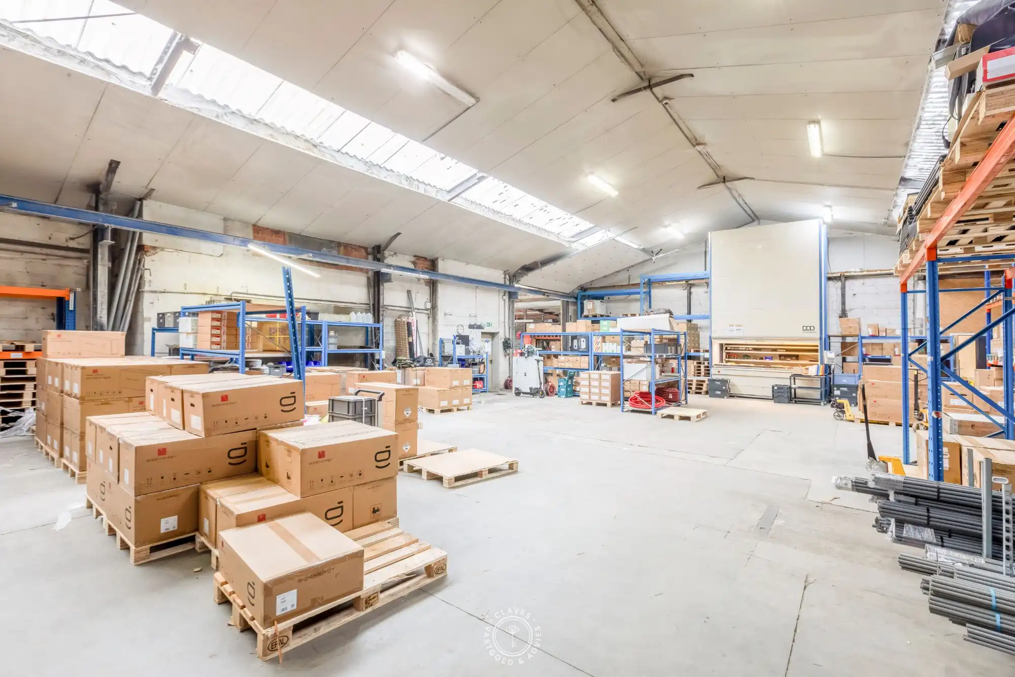 Multifunctioneel kantoorgebouw met magazijnen foto 27