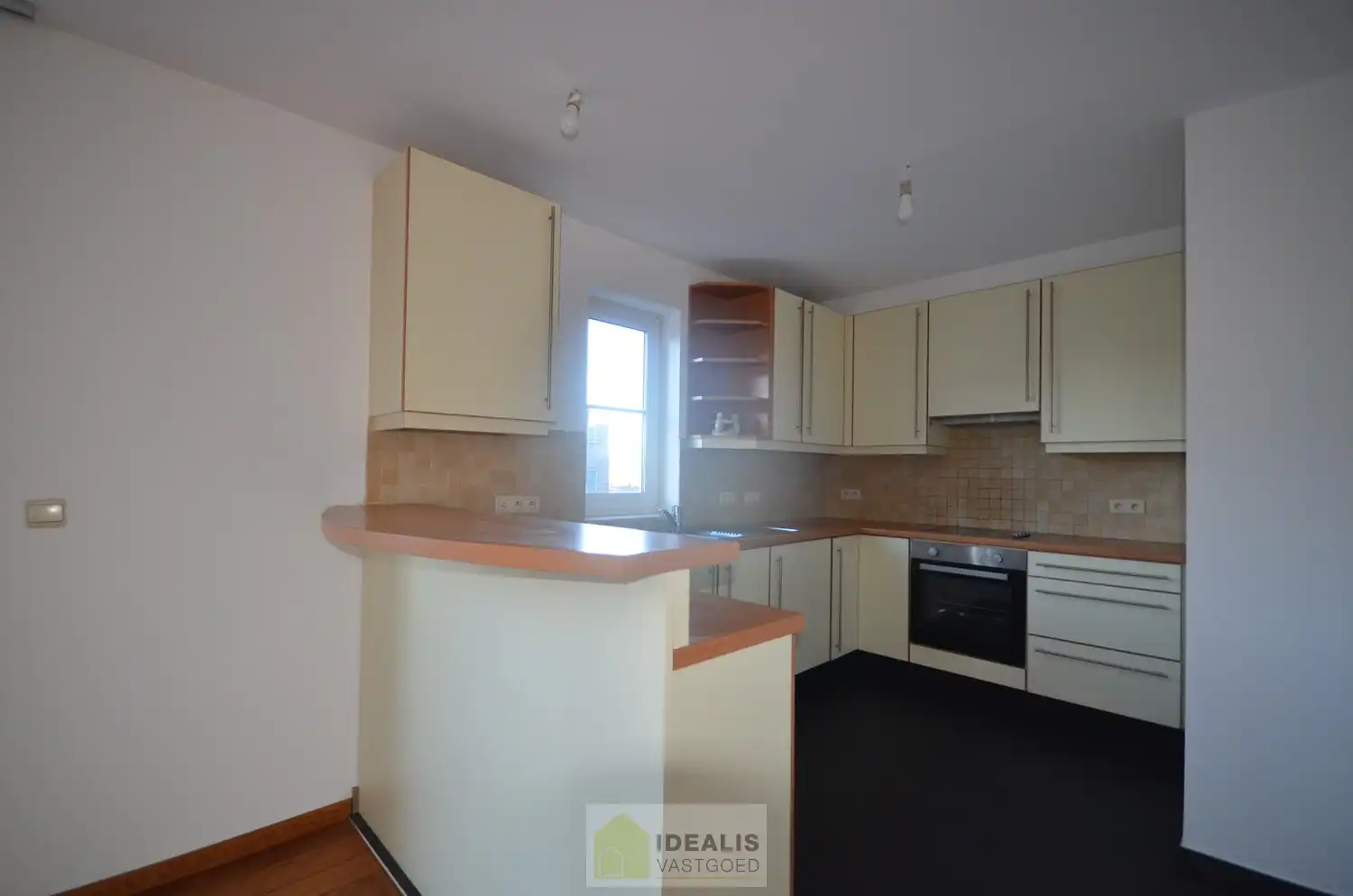 IDEALIS VASTGOED  - Ruim en aangenaam gerenoveerd appartement pal in het centrum van Berbroek (Herk-de-Stad)! Het appartement is gelegen middenin in het centrum, op wandelafstand van scholen, supermarkten, horeca en sportcentra. Het appartement biedt verder een fijne leefruimte met open keuken, 2 rustige slaapkamers, een prettige badkamer en een terras. Tevens kan men gemakkelijk parkeren in een afzonderlijke garagebox. foto 5