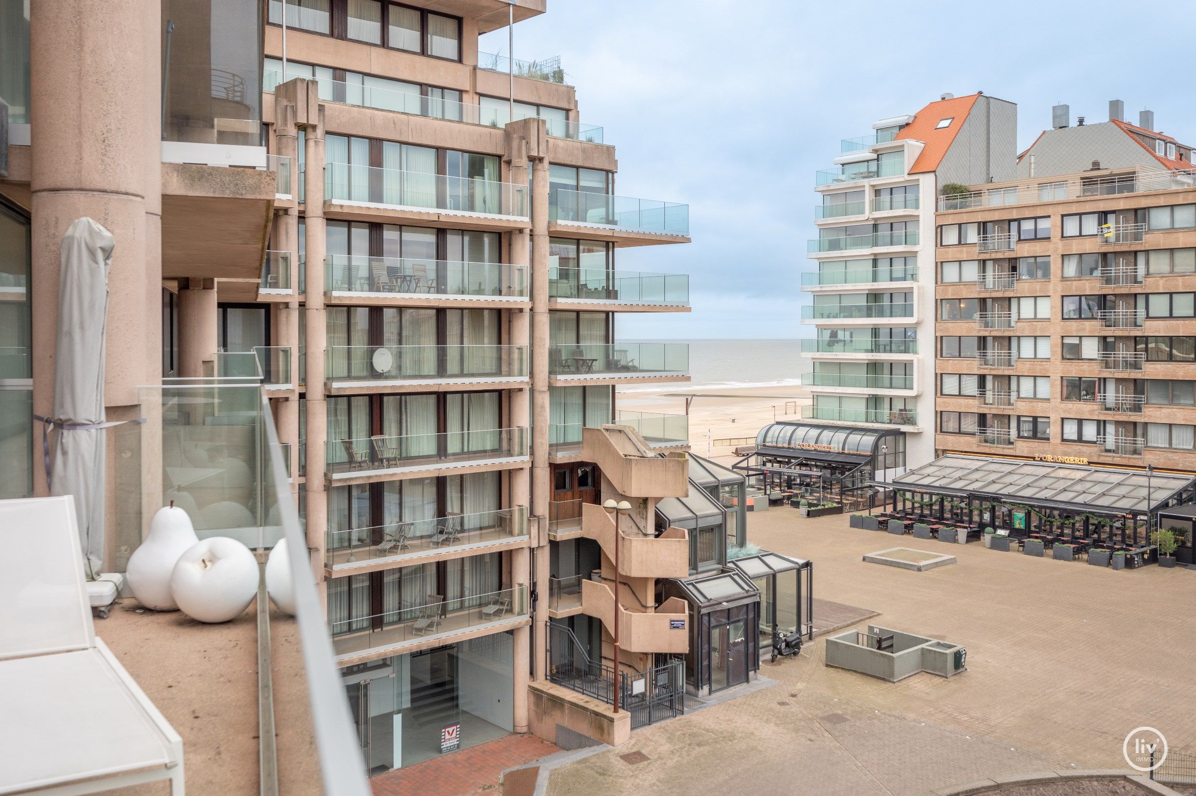  Ruim (115 m²) en volledig gerenoveerd appartement met prachtig zeezicht, ideaal gelegen op het Van Bunnenplein in Knokke. foto 3