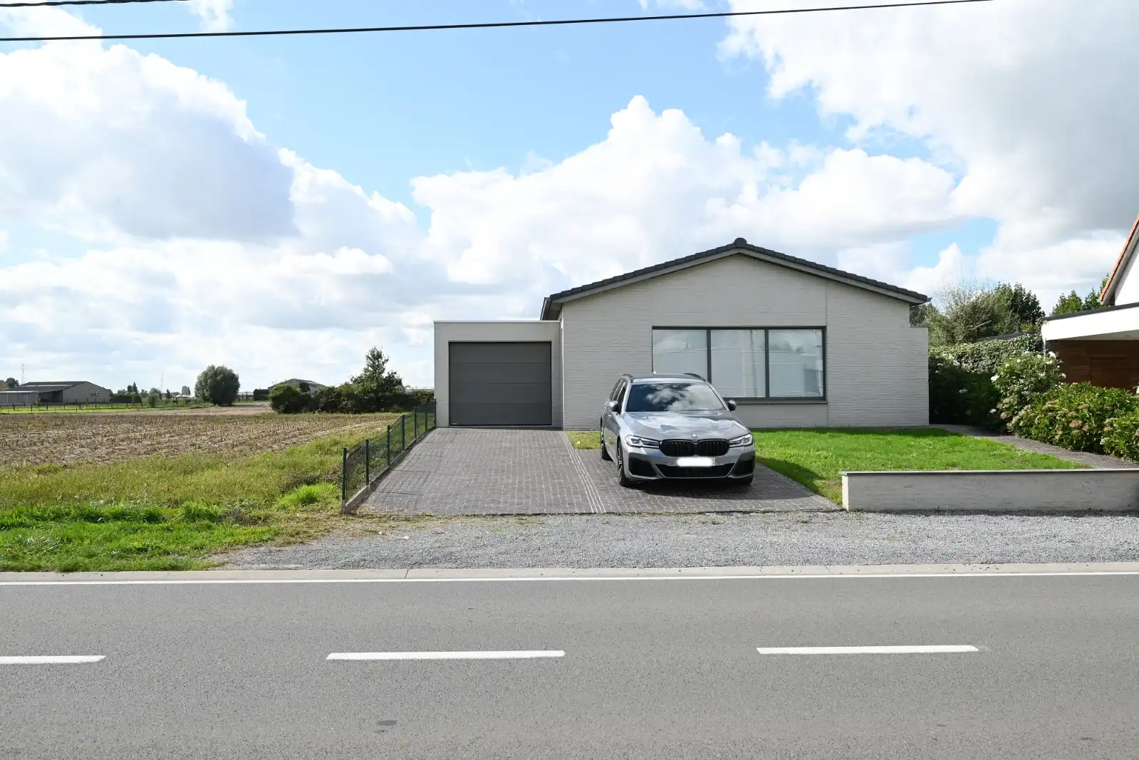 Prachtige vrijstaande bungalow met 3 slaapkamers en ruime tuin! foto {{pictureIndex}}