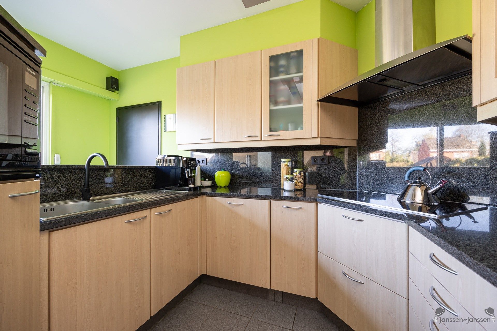Ruime woning met vijf slaapkamers, vijver en zwembad op 977 m². foto 10