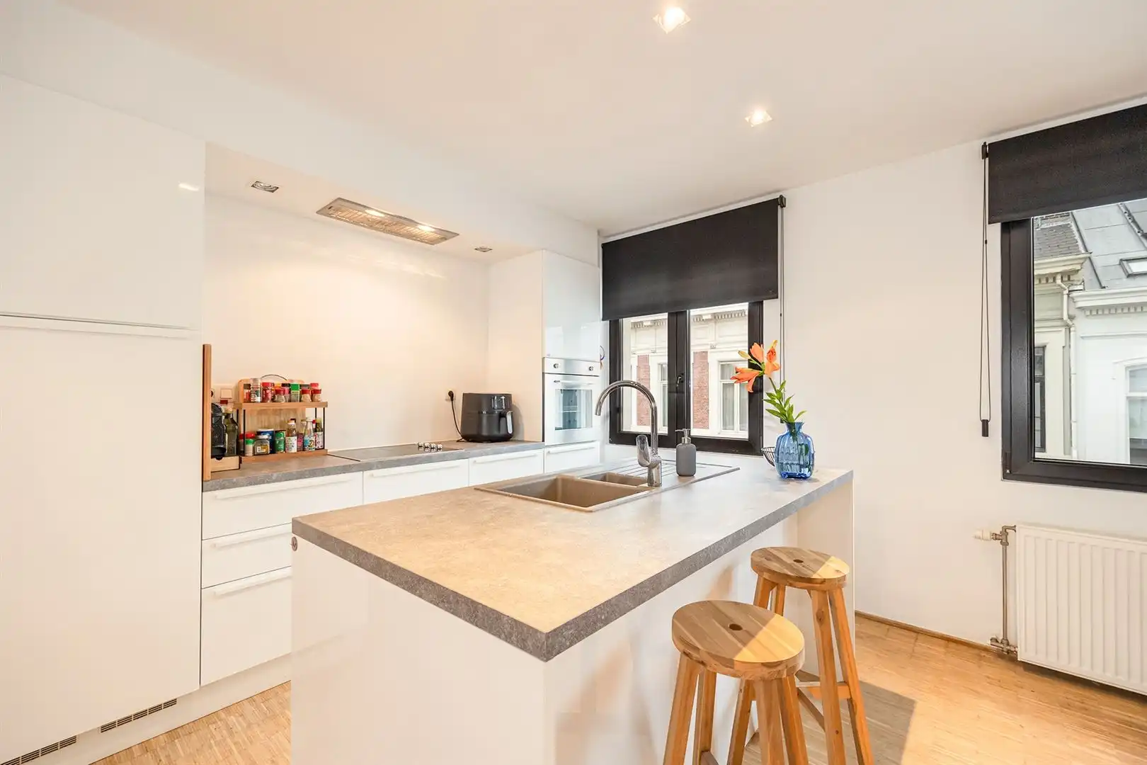 Gemeubeld wonen met terras in hartje Harmonie foto 7