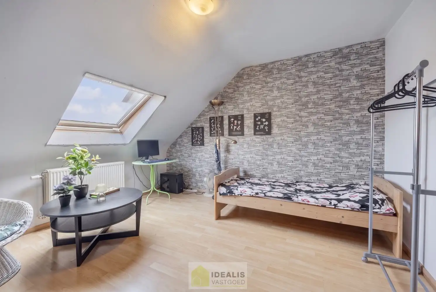 IDEALIS VASTGOED – KNAP APPARTEMENT GELEGEN OP UITERST CENTRALE LOCATIE TE OVERPELT, PELT. Dit knappe appartement met bouwjaar 2000 omvat een aangename ca.72m² en  biedt plaats aan een lichtrijke leefruimte met aansluitend goed onderhouden keuken, 2 knappe slaapkamers, badkamer en dakterras! Een fraai appartement, zeer geschikt voor kandidaten op zoek naar betaalbare woonruimte vlak bij het centrum van (Over)Pelt! foto 12