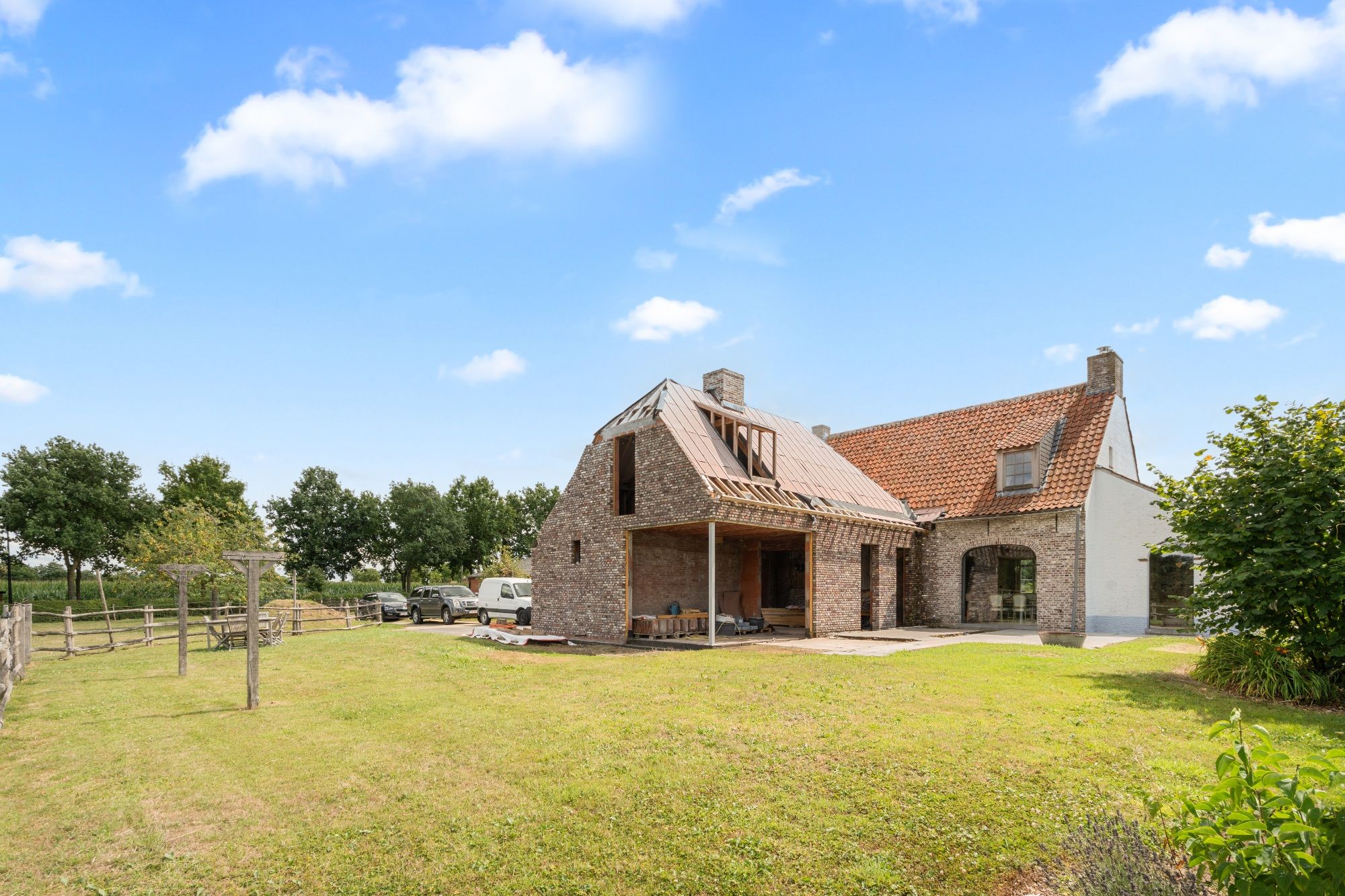 Charmante hoeve met paardenstallingen en schuur op 11.908 m² vlakbij het Drongengoed foto 4