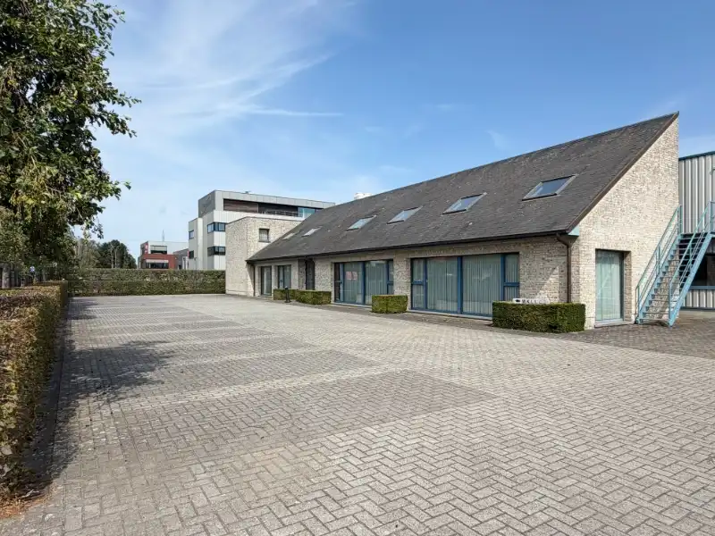 GEEL: Bedrijfsgebouw met kantoren en ruime buitenstockage foto 11